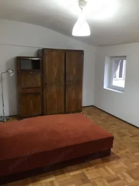 apartament 3 camere decomandate la curte (et.1), zona Dacia-Mosilor. pret 380 euro