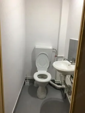 apartament 3 camere decomandate la curte (et.1), zona Dacia-Mosilor. pret 380 euro