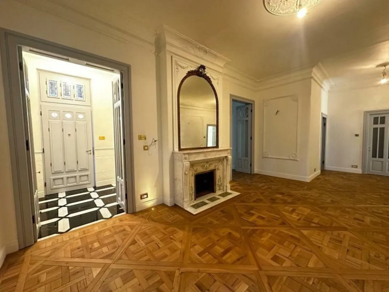 Apartament in vila - renovat lux , 4 camere - Recent renovat de lux - incqlzire in pardoseala, aer conditionat centralizat cu veniloconvectoare., bucatarie dotata Miele ,bai marmura, semineu Louis XVI, pretabil ptr showroom, birou reprezentanta.