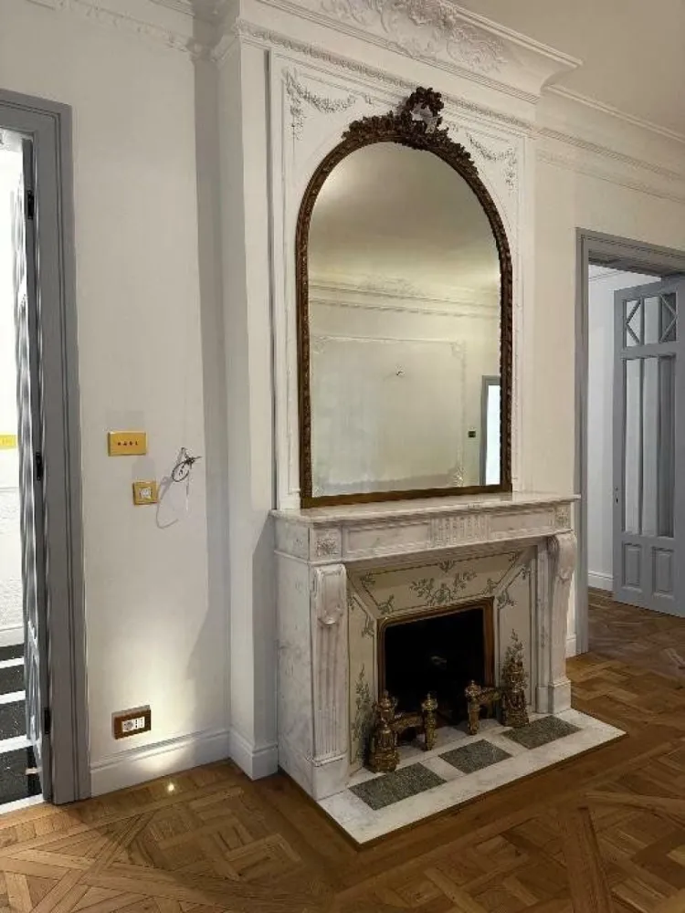 Apartament in vila - renovat lux , 4 camere - Recent renovat de lux - incqlzire in pardoseala, aer conditionat centralizat cu veniloconvectoare., bucatarie dotata Miele ,bai marmura, semineu Louis XVI, pretabil ptr showroom, birou reprezentanta.