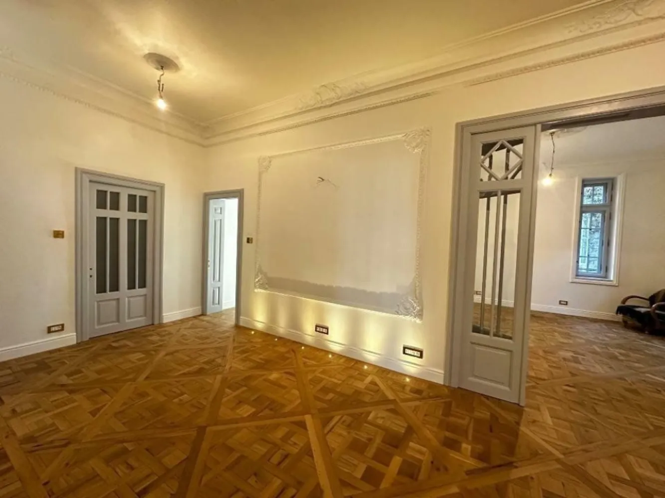 Apartament in vila - renovat lux , 4 camere - Recent renovat de lux - incqlzire in pardoseala, aer conditionat centralizat cu veniloconvectoare., bucatarie dotata Miele ,bai marmura, semineu Louis XVI, pretabil ptr showroom, birou reprezentanta.