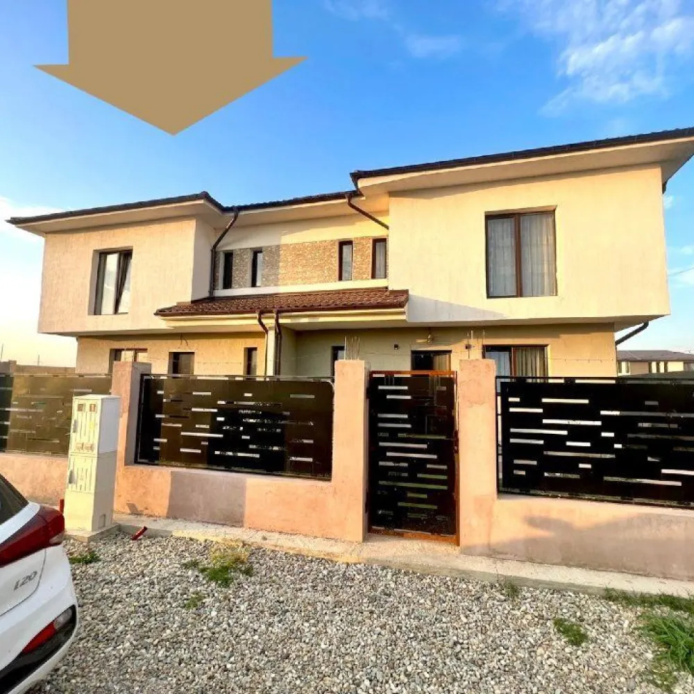 Vand casa in Duplex Pantelimon/Cernica - Vând Duplex Pantelimon langa cartierul austriac. Casă de vânzare | Duplex Preţ 90.000â‚Ź Se afla in Orasul Pantelimon, zona Cernica, langa Cartierul Austriac, pe o strada linistita cu vecini deosebiti. *Finisaje - gresie - faianta - parchet - ferestre termopan **4 camere Teren 190 mp Suprafaţa utilă 130 m *Utilitati: - curent electric - put cu hidrofor - fosa septica * Gaze şi canalizare la aprox 70 m de duplex. Vila dispune de parter: living, bucatarie închisă, baie de serviciu. Etaj : trei camere spaţioase,zona birou , o baie mare. *Există posibilitatea achiziţionării şi terenului de lângă pentru a avea o curte mai mare. +40 (722) 753 050
