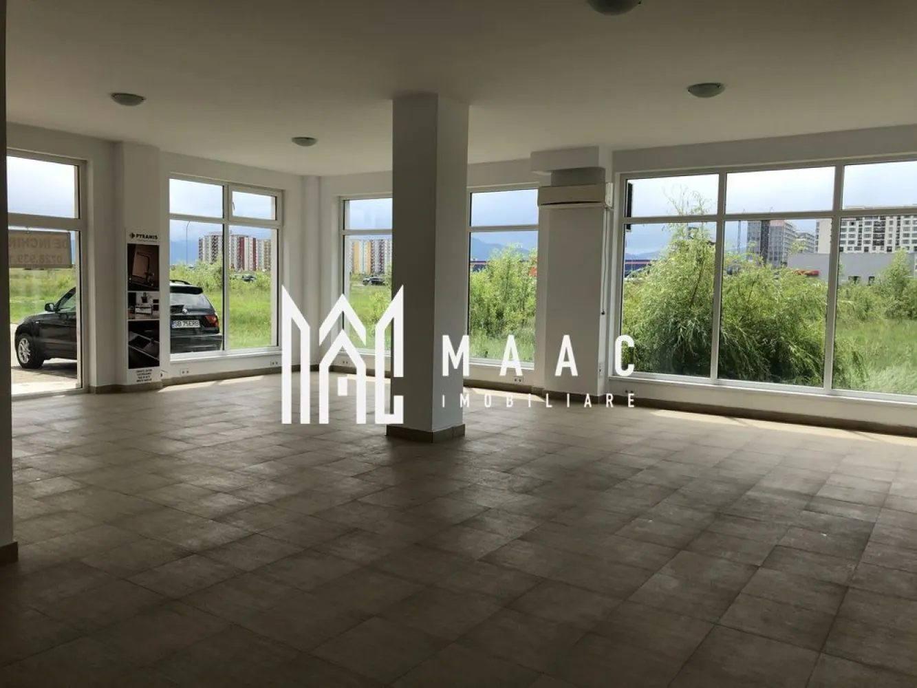 Spatiu comercial luminos | Doamna Stanca | 85 MPU - Spațiu comercial de închiriat – Șelimbăr O oportunitate excelentă pentru afacerea ta! Maac Imobiliare propune spre inchiriere un spațiu comercial modern și versatil, situat într-o zonă în continuă expansiune – Șelimbăr, la doar câteva minute de Sibiu. Poziționat la parterul unui bloc nou, pe rândul 2 de la șoseaua principală, spațiul oferă vizibilitate excelentă și acces facil pentru clienți. Suprafață utilă: 85 mp Spațiu open-space, ușor de compartimentat în funcție de nevoi Vitrine vitrate pe două laturi – lumină naturală și expunere maximă Intrare direct din stradă Două locuri de parcare incluse – un plus major pentru clienți sau angajați Încălzire în pardoseală – confort garantat în orice anotimp Curent trifazic – ideal pentru activități comerciale sau tehnice Autorizat ISU – gata de funcționare imediată Locația este perfectă pentru: Cabinete medicale sau stomatologice Birouri Saloane de înfrumusețare Activități de prestări servicii Showroom-uri sau ateliere moderne Un spațiu luminos, bine poziționat și pregătit să susțină o afacere de succes! Pentru mai multe detalii va rugam specificati telefonic ID: CP2718167 }}