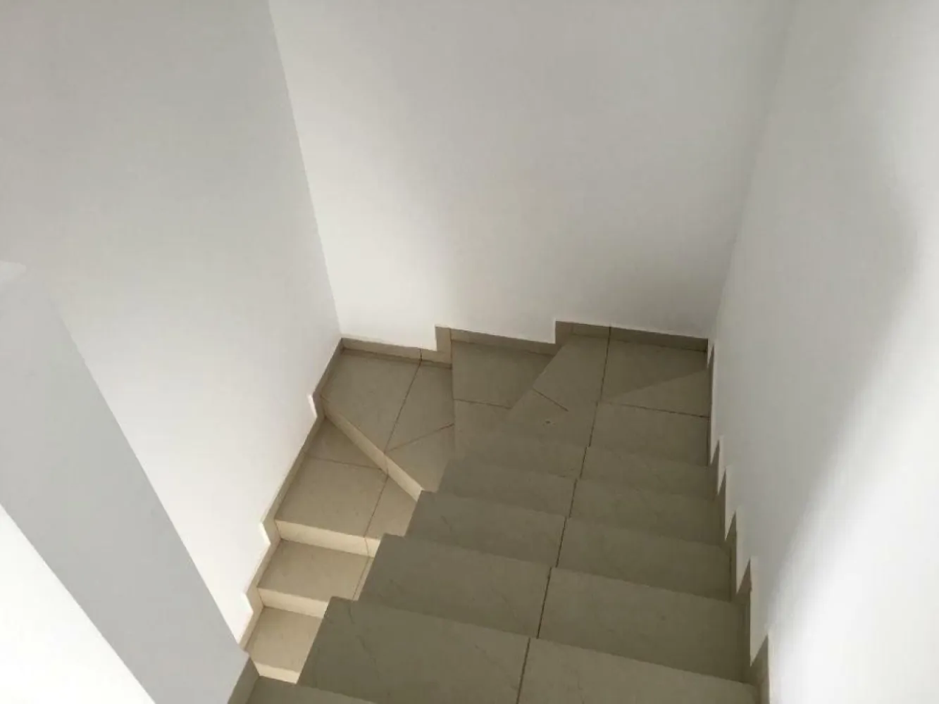 Vand casa in Duplex Pantelimon/Cernica - Vând Duplex Pantelimon langa cartierul austriac. Casă de vânzare | Duplex Preţ 90.000â‚Ź Se afla in Orasul Pantelimon, zona Cernica, langa Cartierul Austriac, pe o strada linistita cu vecini deosebiti. *Finisaje - gresie - faianta - parchet - ferestre termopan **4 camere Teren 190 mp Suprafaţa utilă 130 m *Utilitati: - curent electric - put cu hidrofor - fosa septica * Gaze şi canalizare la aprox 70 m de duplex. Vila dispune de parter: living, bucatarie închisă, baie de serviciu. Etaj : trei camere spaţioase,zona birou , o baie mare. *Există posibilitatea achiziţionării şi terenului de lângă pentru a avea o curte mai mare. +40 (722) 753 050