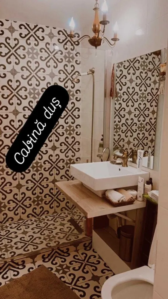 Zona Nord Decomandat 3 camere - Apartament decomandat 3 camere in Baneasa, la 1 minut de Parcul Herastrau. Loc de parcare ADP. Apartamentul se afla in str. Horia Macelariu, etaj 4/4, cu o suprafata de 71mp, este izolat termic, curat, renovat, geamuri termopan, parchet, gresie, faianta. Acces boxa comuna pentru depozitare. Scara curata cu supravegere video, zona deosebit de linistita. In apropiere (2 minute de mers pe jos): statie de autobuz, scoala, gradinita, piata si magazine.
