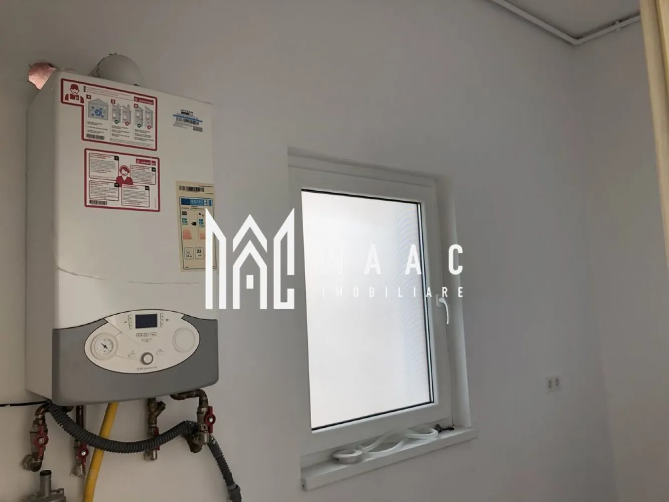 Spatiu comercial luminos | Doamna Stanca | 85 MPU - Spațiu comercial de închiriat – Șelimbăr O oportunitate excelentă pentru afacerea ta! Maac Imobiliare propune spre inchiriere un spațiu comercial modern și versatil, situat într-o zonă în continuă expansiune – Șelimbăr, la doar câteva minute de Sibiu. Poziționat la parterul unui bloc nou, pe rândul 2 de la șoseaua principală, spațiul oferă vizibilitate excelentă și acces facil pentru clienți. Suprafață utilă: 85 mp Spațiu open-space, ușor de compartimentat în funcție de nevoi Vitrine vitrate pe două laturi – lumină naturală și expunere maximă Intrare direct din stradă Două locuri de parcare incluse – un plus major pentru clienți sau angajați Încălzire în pardoseală – confort garantat în orice anotimp Curent trifazic – ideal pentru activități comerciale sau tehnice Autorizat ISU – gata de funcționare imediată Locația este perfectă pentru: Cabinete medicale sau stomatologice Birouri Saloane de înfrumusețare Activități de prestări servicii Showroom-uri sau ateliere moderne Un spațiu luminos, bine poziționat și pregătit să susțină o afacere de succes! Pentru mai multe detalii va rugam specificati telefonic ID: CP2718167 }}