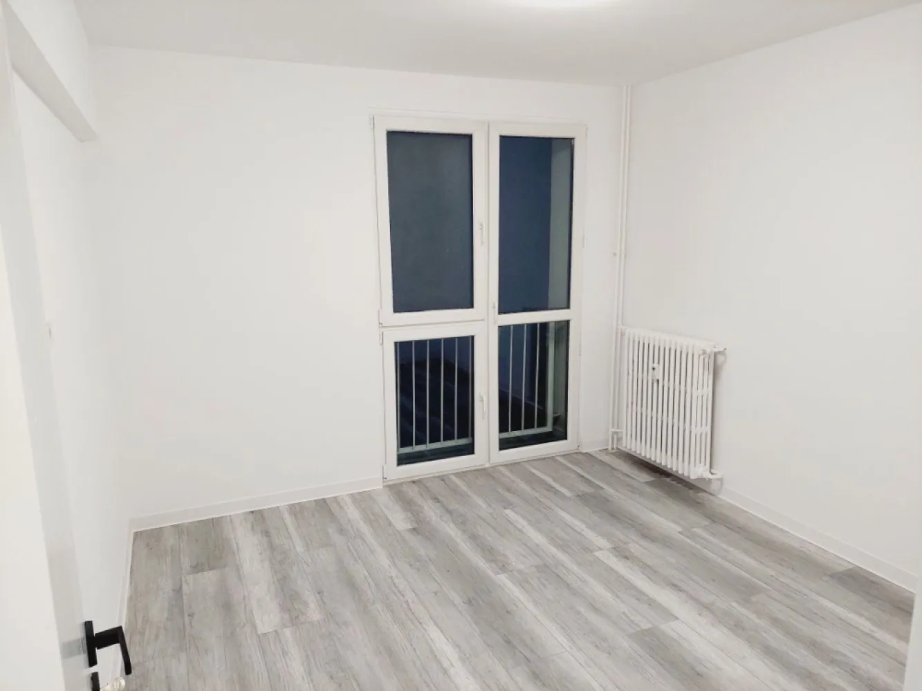 3 camere, etaj 3/4, parc IOR, metrou Nicolae Grigorescu / Titan - Proprietar, vand apartament de 3 camere, semidecomandat, în bloc de 4 etaje, amplasat în imediata apropiere de parcul IOR. Blocul este reabilitat termic, curat, bine administrat. Apartamentul este renovat integral, inclusiv cu retea electrica și sanitara noua și materiale de calitate. Beneficiază de 2 grupuri sanitare și de spațiu adițional gen uscatorie/boxa. În jurul locației, foarte aproape avem: Metrou Nicolae Grigorescu, cresa Pestisorul de Aur, școală 195 Hamburg, liceul Dante Aligheri, strandul Cara, Policlinica Titan, piața Sălăjean. Rog fără intermediari!