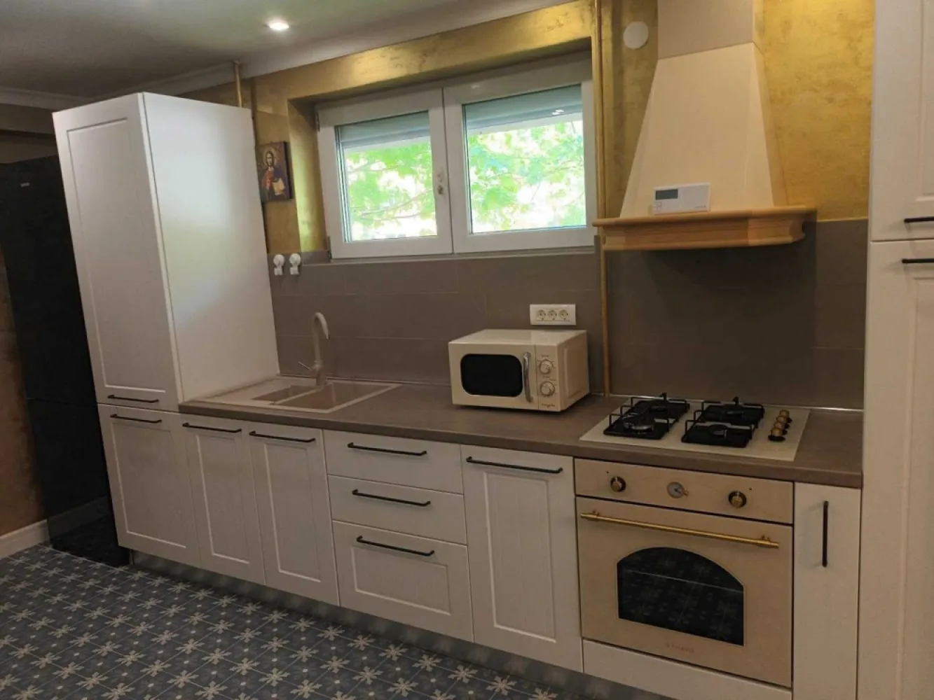 3 camere Baneasa - Greenfield - Apartament 3 camere, categoria lux , mobilat si utilat ,84,5 mp in Baneasa Complex Greenfield Topaz Este situat la parterul unui imobil ce a fost construit in 2008 Apartamentul este foarte bine compartimentat fiind compus din : Living Bucatarie, 2 dormitoare, 2 grupuri sanitare, Apartamentul dispune de finisaje de calitate precum, jaluzele electrice, tamplarie PVC cu geam termopan, CATV, internet, televizoare cu diagonale mari smart ,usa metalica, centrala proprie, Amenajarile facute in casa sunt echilibrate, fiind imbinate elemente decorative clasice cu elemente moderne, in tonuri calde. De asemenea au fost schimbate instalatiile sanitare si electrice ,la tavane s-au adaugat scafe cu spoturi ecologice ,sistem camera supraveghere si home cinema ,plinte si baghete care contureaza perfect peretii. Investitia renovarilor aproximativ 30000 euro Imobilul este situat in zona Baneasa - Complex Greenfield, o zona foarte linistita, Complexul dispune de: loc de joaca pentru copii, supermarketuri, spatii verzi generoase, administrare, paza permanenta, iluminat exterior, contor apa, canalizare,cabinete medicale,restaurante. Pretul de vanzare este cel afisat pentru apartament si loc de parcare Comision 0 !