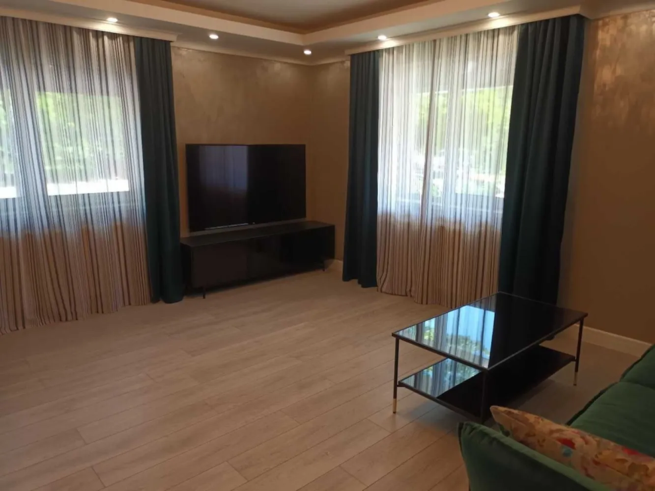 3 camere Baneasa - Greenfield - Apartament 3 camere, categoria lux , mobilat si utilat ,84,5 mp in Baneasa Complex Greenfield Topaz Este situat la parterul unui imobil ce a fost construit in 2008 Apartamentul este foarte bine compartimentat fiind compus din : Living Bucatarie, 2 dormitoare, 2 grupuri sanitare, Apartamentul dispune de finisaje de calitate precum, jaluzele electrice, tamplarie PVC cu geam termopan, CATV, internet, televizoare cu diagonale mari smart ,usa metalica, centrala proprie, Amenajarile facute in casa sunt echilibrate, fiind imbinate elemente decorative clasice cu elemente moderne, in tonuri calde. De asemenea au fost schimbate instalatiile sanitare si electrice ,la tavane s-au adaugat scafe cu spoturi ecologice ,sistem camera supraveghere si home cinema ,plinte si baghete care contureaza perfect peretii. Investitia renovarilor aproximativ 30000 euro Imobilul este situat in zona Baneasa - Complex Greenfield, o zona foarte linistita, Complexul dispune de: loc de joaca pentru copii, supermarketuri, spatii verzi generoase, administrare, paza permanenta, iluminat exterior, contor apa, canalizare,cabinete medicale,restaurante. Pretul de vanzare este cel afisat pentru apartament si loc de parcare Comision 0 !