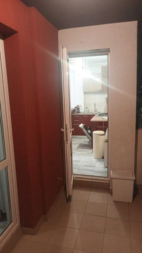 Proprietar inchiriez apartament 2 camere - Proprietar inchiriez apartament 2 camere complet mobilat, utilat, suprafata utila 50 mp cu centrala proprie. Blocul se afla la o distanta de 10 min de Metrou situat pe Str. Jilavei in complex Venus. Pret 440 eur + garantie 1 luna