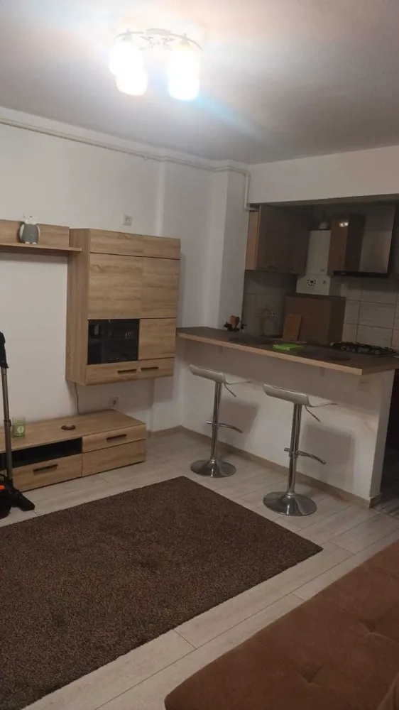 Proprietar inchiriez apartament 2 camere - Proprietar inchiriez apartament 2 camere complet mobilat, utilat, suprafata utila 50 mp cu centrala proprie. Blocul se afla la o distanta de 10 min de Metrou situat pe Str. Jilavei in complex Venus. Pret 440 eur + garantie 1 luna