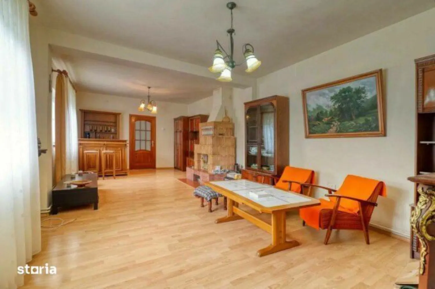 Proprietar - Casa Moara Vlasiei - Teren 1750mp - De vanzare Casa situata In localitatea Moara Vasiei cu iesire la Sos. Eroilor, avand acces la toate utilitatile: gaz, apa, canalizare. Proprietatea este compusa din: Casa: 145mp utili + pod Subsol: 10mp Parter: 95mp - Living, dormitor, 2 bai, dining, bucatarie, camara Mansarda: 40mp - doua dormitoare Pod: 45mp ( spatiu de depozitare) Teren: 1750 mp Curtea dispune de: Terasa Acoperita, doua anexe de depozitare de aprox 20mp, gradina, livada, vita de vie, vedere spre lac si padure. Acces facil catre Autostrada A3 ( aprox 3 min)