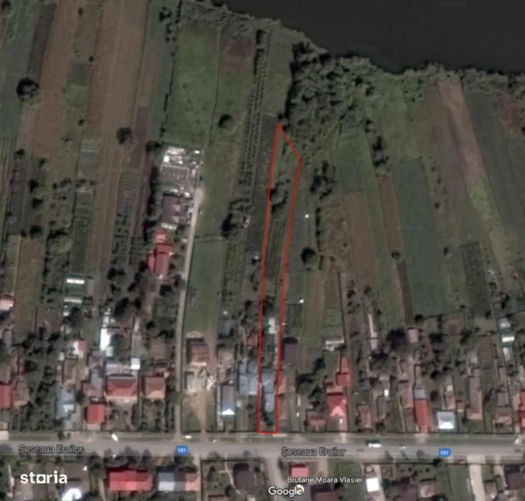 Proprietar - Casa Moara Vlasiei - Teren 1750mp - De vanzare Casa situata In localitatea Moara Vasiei cu iesire la Sos. Eroilor, avand acces la toate utilitatile: gaz, apa, canalizare. Proprietatea este compusa din: Casa: 145mp utili + pod Subsol: 10mp Parter: 95mp - Living, dormitor, 2 bai, dining, bucatarie, camara Mansarda: 40mp - doua dormitoare Pod: 45mp ( spatiu de depozitare) Teren: 1750 mp Curtea dispune de: Terasa Acoperita, doua anexe de depozitare de aprox 20mp, gradina, livada, vita de vie, vedere spre lac si padure. Acces facil catre Autostrada A3 ( aprox 3 min)