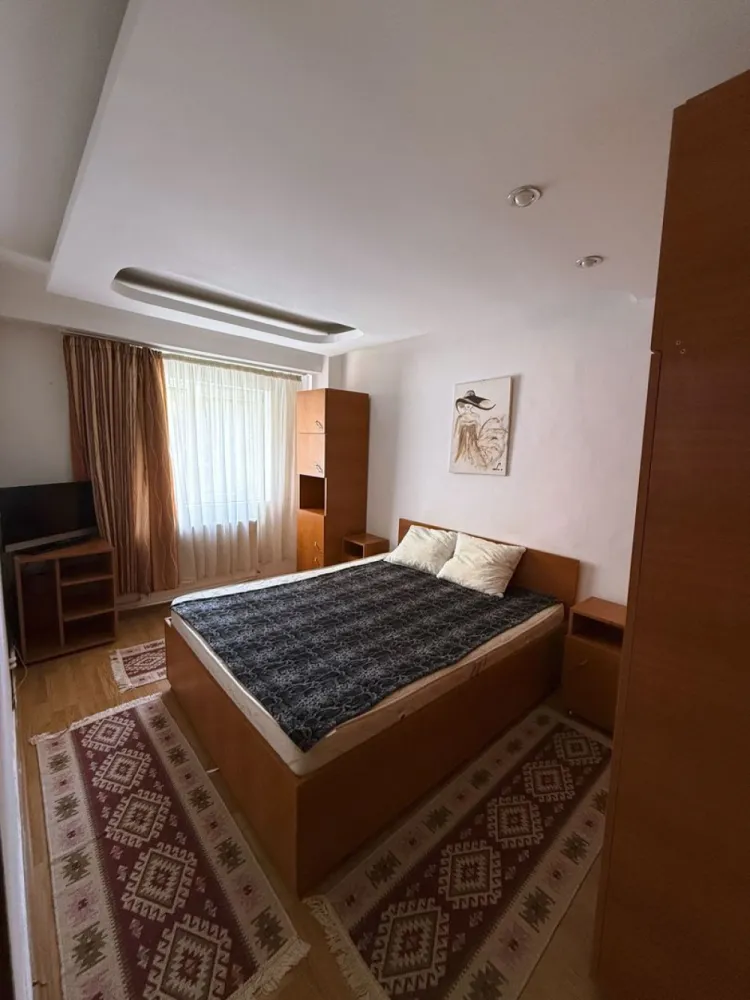 2 camere Sebastian - 10 minute de Piata Unirii! Se ofera spre vanzare apartament 2 camere izolat termic confort 1 decomandat. Centrala termica. Aer conditionat. Loc de parcare. Etaj 1/8. Apartamentul este in zona Sebastian, vis-a-vis de statiile de tramvai 32 (ofera acces Piata Unirii), 23, 8. In apropiere: tramvai 25, 47, 1, 10, 11 si autobuze: 117,***********220. Exista scoli, gradinite, parcuri, supermarketuri (Lidl, Kaufland, Carrefour, Mega Image, Vulcan Center, Jumbo Liberty) in imediata apropiere.