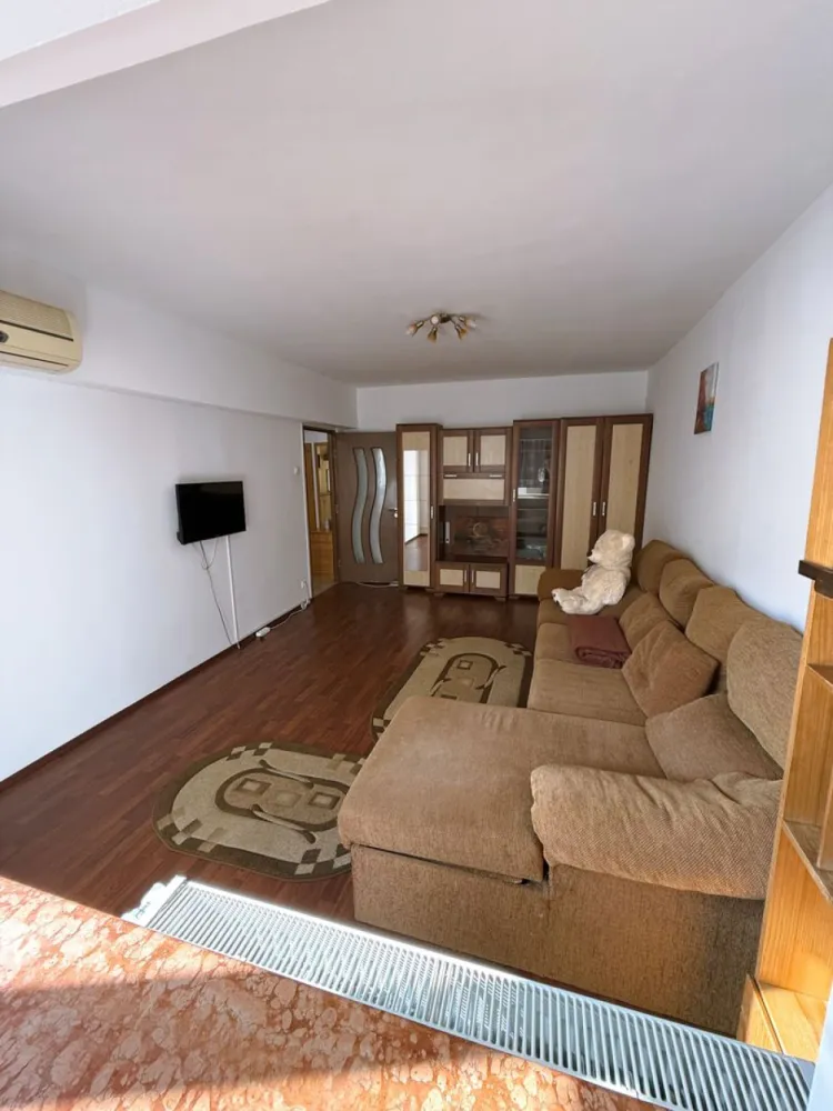 2 camere Sebastian - 10 minute de Piata Unirii! Se ofera spre vanzare apartament 2 camere izolat termic confort 1 decomandat. Centrala termica. Aer conditionat. Loc de parcare. Etaj 1/8. Apartamentul este in zona Sebastian, vis-a-vis de statiile de tramvai 32 (ofera acces Piata Unirii), 23, 8. In apropiere: tramvai 25, 47, 1, 10, 11 si autobuze: 117,***********220. Exista scoli, gradinite, parcuri, supermarketuri (Lidl, Kaufland, Carrefour, Mega Image, Vulcan Center, Jumbo Liberty) in imediata apropiere.