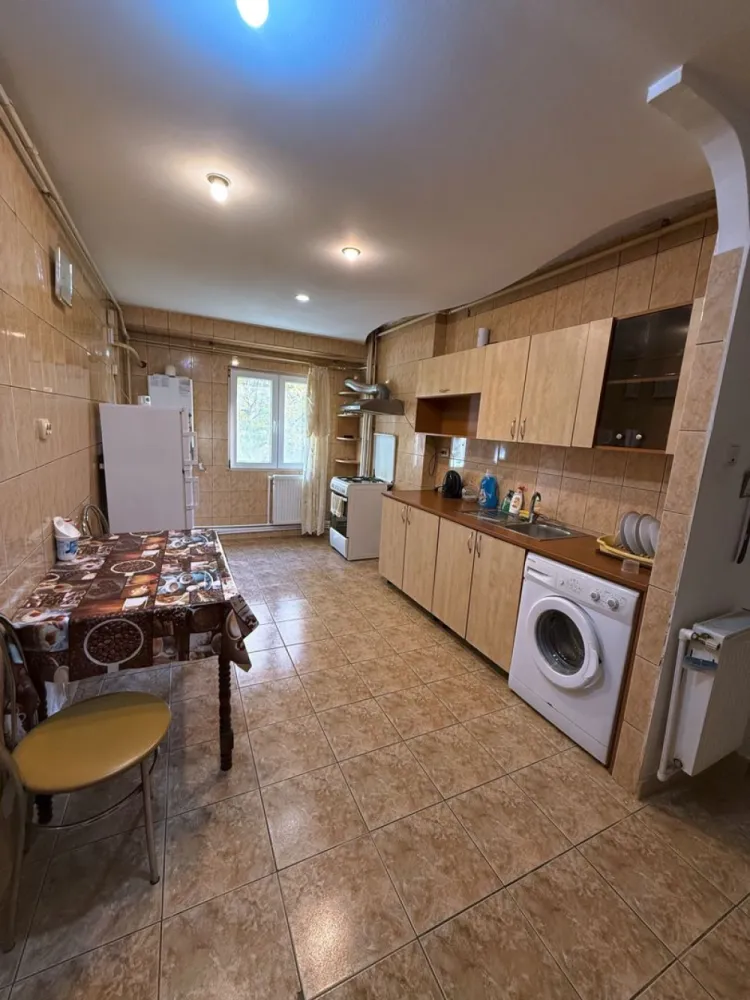 2 camere Sebastian - 10 minute de Piata Unirii! Se ofera spre vanzare apartament 2 camere izolat termic confort 1 decomandat. Centrala termica. Aer conditionat. Loc de parcare. Etaj 1/8. Apartamentul este in zona Sebastian, vis-a-vis de statiile de tramvai 32 (ofera acces Piata Unirii), 23, 8. In apropiere: tramvai 25, 47, 1, 10, 11 si autobuze: 117,***********220. Exista scoli, gradinite, parcuri, supermarketuri (Lidl, Kaufland, Carrefour, Mega Image, Vulcan Center, Jumbo Liberty) in imediata apropiere.