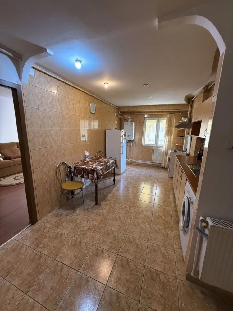 2 camere Sebastian - 10 minute de Piata Unirii! Se ofera spre vanzare apartament 2 camere izolat termic confort 1 decomandat. Centrala termica. Aer conditionat. Loc de parcare. Etaj 1/8. Apartamentul este in zona Sebastian, vis-a-vis de statiile de tramvai 32 (ofera acces Piata Unirii), 23, 8. In apropiere: tramvai 25, 47, 1, 10, 11 si autobuze: 117,***********220. Exista scoli, gradinite, parcuri, supermarketuri (Lidl, Kaufland, Carrefour, Mega Image, Vulcan Center, Jumbo Liberty) in imediata apropiere.