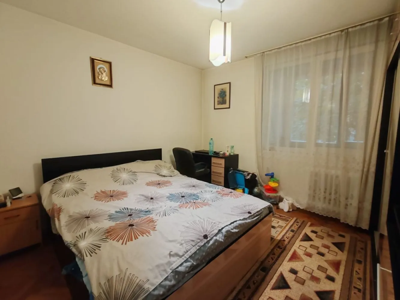 Brancoveanu - Oraselul Copiilor - Brancoveanu- Metrou, langa Parcul Oraselul Copiilor- pozitionat excelent, apartament de 2 camere la etajul 1, foarte bine pozitionat, bloc reabilitat si bine ingrijit, apartamentul este calduros si foarte bine impartit.