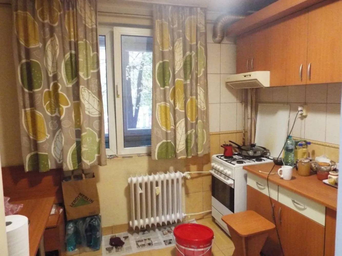 Brancoveanu - Oraselul Copiilor - Brancoveanu- Metrou, langa Parcul Oraselul Copiilor- pozitionat excelent, apartament de 2 camere la etajul 1, foarte bine pozitionat, bloc reabilitat si bine ingrijit, apartamentul este calduros si foarte bine impartit.