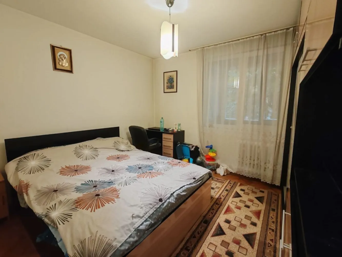 Brancoveanu - Oraselul Copiilor - Brancoveanu- Metrou, langa Parcul Oraselul Copiilor- pozitionat excelent, apartament de 2 camere la etajul 1, foarte bine pozitionat, bloc reabilitat si bine ingrijit, apartamentul este calduros si foarte bine impartit.