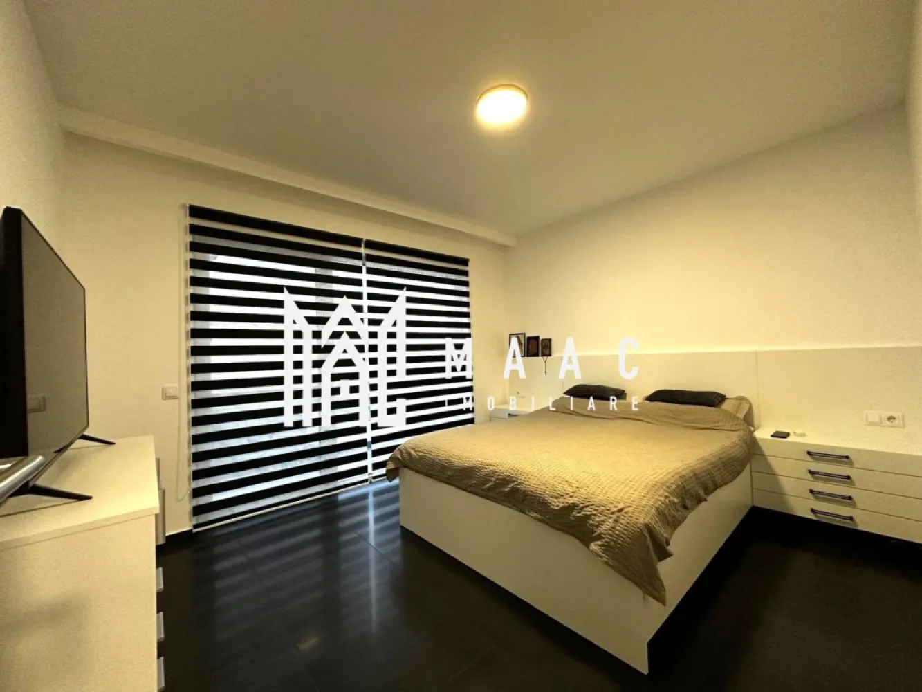 Casa tip duplex | 10 mpu | 4 camere | Curte 200mp | Arhitectilor - MAAC Imobiliare vă propune spre vânzare o casă moderna tip duplex, situată în zona Arhitecților, Proprietatea este amplasată pe un teren de 266 mp, cu o curte liberă de 201 mp, acces auto prin poartă automatizată și locuri de parcare pentru până la 6 mașini (3 în curte și 3 în fața imobilului). Detalii proprietate: Suprafață utilă: 100 mp (Parter + Etaj) Compartimentare: 4 camere decomandate, 2 băi, balcon de 9 mp, terasă + pod accesibil Curte amenajată cu gazon, dale beton și gard metalic Compartimentare interioară: Parter: living spațios, bucătărie parțial separată, hol cu spațiu pentru cuier, baie cu geam și cadă, spațiu tehnic. Etaj: dormitor matrimonial + 2 dormitoare (birou/dressing), baie cu geam și cabină de duș, balcon Pod: spațiu egal cu etajul, acces prin scară retractabilă Finisaje și dotări premium: Centrală Bosch + încălzire în pardoseală cu termostatare individuală Uși lemn Naturen, pereți tencuiți și zugrăviți, pardoseală integral placată cu gresie specială Obiecte sanitare suspendate, instalații electrice Schneider, interfon Tâmplărie PVC Salamander 3 foi de sticlă + protecție solară Structură solidă: zidărie Porotherm, izolație cu vată bazaltică, acoperiș Bramac Mobilier și electrocasnice incluse: Bucătărie pe comandă MDF + electrocasnice Whirlpool/Samsung, plita, cuptor, mașină de spălat rufe de la Electrolux, masina de spalat vase, frigider. Toate electrocasnicele sunt in perioada de garantie. Living complet mobilat Dormitor matrimonial amenajat Dressing și birou complet echipate Casă ideală pentru o familie care caută o locuință modernă, complet pregătită pentru mutare. Proprietatea beneficiază de o amplasare excelentă, în imediata apropiere regăsindu-se supermarketuri, unități de învățământ (grădinițe și școli), centre comerciale, farmacii și stație de transport public, asigurând astfel acces facil la toate facilitățile necesare unei vieți confortabile. Pentru mai multe detalii specificati ca ati vazut anuntul cu ID: CP2717236 }}