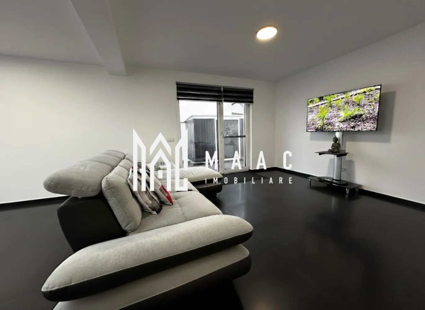 Casa tip duplex | 10 mpu | 4 camere | Curte 200mp | Arhitectilor - MAAC Imobiliare vă propune spre vânzare o casă moderna tip duplex, situată în zona Arhitecților, Proprietatea este amplasată pe un teren de 266 mp, cu o curte liberă de 201 mp, acces auto prin poartă automatizată și locuri de parcare pentru până la 6 mașini (3 în curte și 3 în fața imobilului). Detalii proprietate: Suprafață utilă: 100 mp (Parter + Etaj) Compartimentare: 4 camere decomandate, 2 băi, balcon de 9 mp, terasă + pod accesibil Curte amenajată cu gazon, dale beton și gard metalic Compartimentare interioară: Parter: living spațios, bucătărie parțial separată, hol cu spațiu pentru cuier, baie cu geam și cadă, spațiu tehnic. Etaj: dormitor matrimonial + 2 dormitoare (birou/dressing), baie cu geam și cabină de duș, balcon Pod: spațiu egal cu etajul, acces prin scară retractabilă Finisaje și dotări premium: Centrală Bosch + încălzire în pardoseală cu termostatare individuală Uși lemn Naturen, pereți tencuiți și zugrăviți, pardoseală integral placată cu gresie specială Obiecte sanitare suspendate, instalații electrice Schneider, interfon Tâmplărie PVC Salamander 3 foi de sticlă + protecție solară Structură solidă: zidărie Porotherm, izolație cu vată bazaltică, acoperiș Bramac Mobilier și electrocasnice incluse: Bucătărie pe comandă MDF + electrocasnice Whirlpool/Samsung, plita, cuptor, mașină de spălat rufe de la Electrolux, masina de spalat vase, frigider. Toate electrocasnicele sunt in perioada de garantie. Living complet mobilat Dormitor matrimonial amenajat Dressing și birou complet echipate Casă ideală pentru o familie care caută o locuință modernă, complet pregătită pentru mutare. Proprietatea beneficiază de o amplasare excelentă, în imediata apropiere regăsindu-se supermarketuri, unități de învățământ (grădinițe și școli), centre comerciale, farmacii și stație de transport public, asigurând astfel acces facil la toate facilitățile necesare unei vieți confortabile. Pentru mai multe detalii specificati ca ati vazut anuntul cu ID: CP2717236 }}