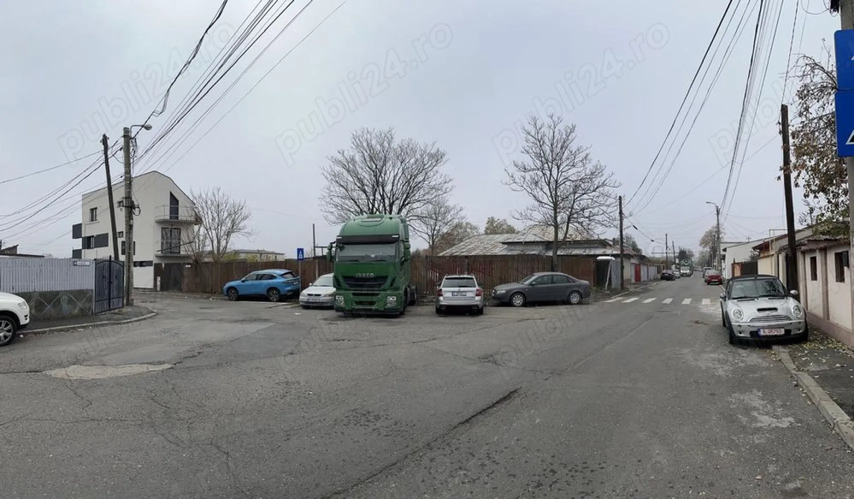 Vand Teren Propietar .Sector 5 Bucuresti - Direct proprietar vând teren în București zona Sălaj situat pe Strada Grapei nr. 46 , în suprafață de 242 mp cu deschidere la două străzi . Conform certificatului de Urbanism avem următorii coeficienți : POT = 45% CUT = 1.3 pentru P+2 CUT = 1.6 pentru P+2+M E3r Regim de înălțime D+P+2E+3Er Dosar Autorizatie Complect Terenul se află în imediata apropiere de stațiile RATB pentru liniile 139,220,117 cu acces rapid din Sos. Sălaj sau Str Cârlibaba , la doar 5 minute de minimarket precum LIDL , PROFI , la doar 2 minute mers pe jos de școală Generală nr. 148 G.Călinescu , grădiniță nr. 205 și multe alte facilități care asigură confort . Zona este liniștită , terenul este situat între case . Rog și ofer seriozitate , nu accept variante .