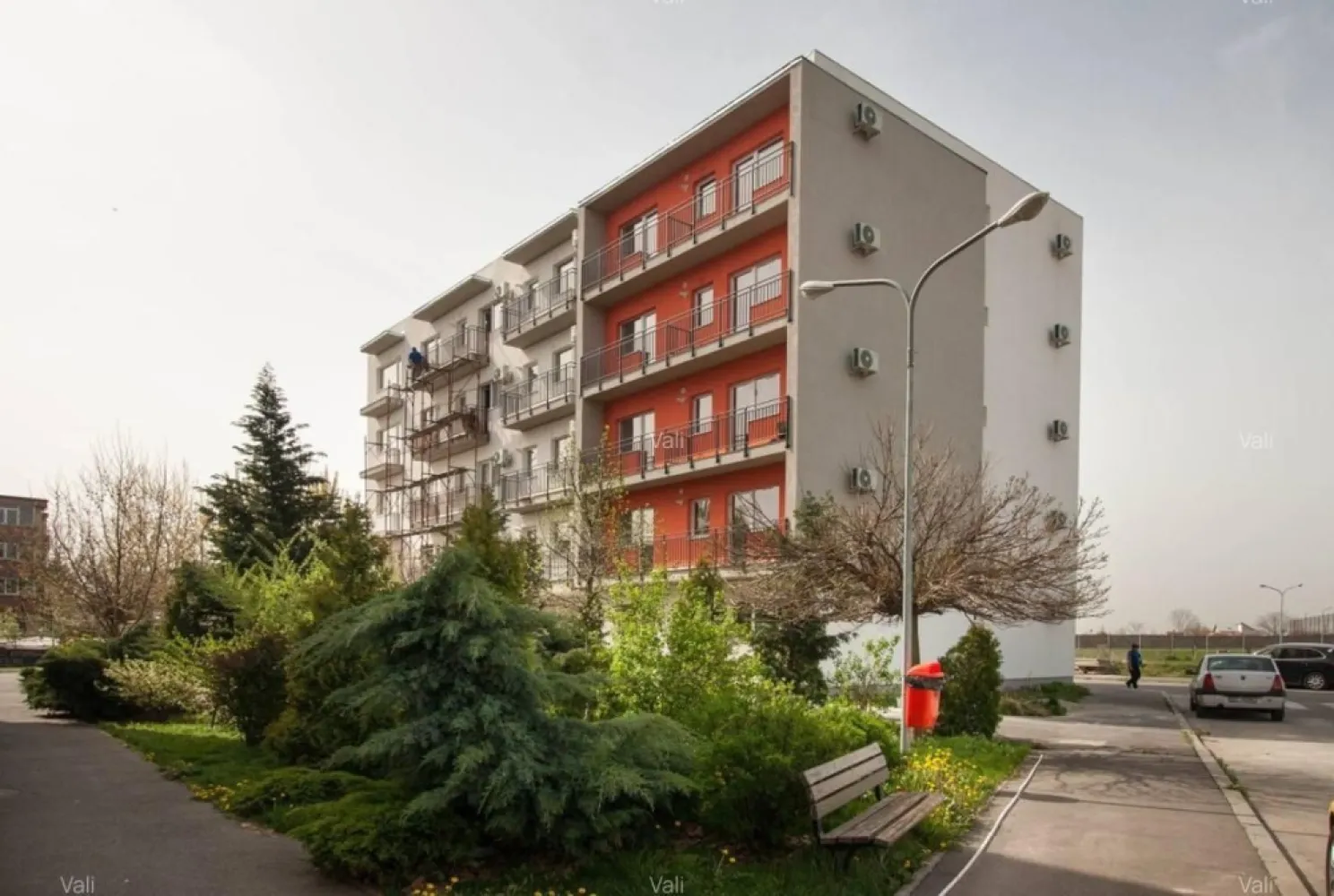 Gloria Jilava - V&acirc;nd garsoniera &icirc;n Complex Rezidenţial Gloria din jilava, complet utilat si mobilat, centrala de bloc, aer conditionat, termopane, balcon inchis, .Complexul este inchis si supravegheat 24/24,este situat la 10 km de centrul capitalei, cu acces din şoseaua de centura sau pe şoseaua nou construita Berceni( Grand arena].In imediata apropiere exista o cresa si statie stb(419) care duce la metroul Eroii Revoluţiei. Complexul este amenajat cu spaţiu de joaca pentru copii, teren de fotbal si tenis,spatiu amenajat pentru gratar si foişoare si mult spatiu verde. Blocul este construit in anul 2007,are 4 etaje cu lift modern, apartamentul fiind la etajul 3. Parcarea este gratuita.Garsoniera are 30 mp utili,este decomandata cu bucătăria separata de locul de trait si nu gatit,hol si balcon pe toata lungimea garsonierei.Este complet mobilata si utilata modern,detine repartitoare si apometre cu citire radio.