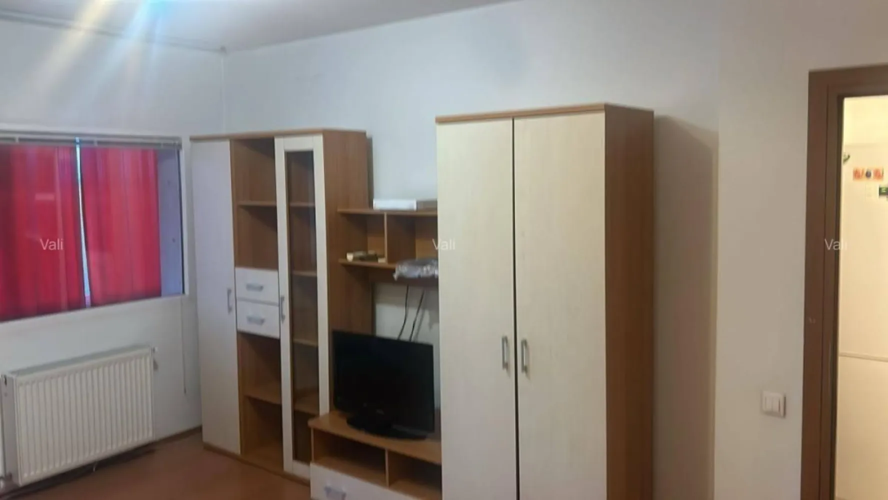 Gloria Jilava - V&acirc;nd garsoniera &icirc;n Complex Rezidenţial Gloria din jilava, complet utilat si mobilat, centrala de bloc, aer conditionat, termopane, balcon inchis, .Complexul este inchis si supravegheat 24/24,este situat la 10 km de centrul capitalei, cu acces din şoseaua de centura sau pe şoseaua nou construita Berceni( Grand arena].In imediata apropiere exista o cresa si statie stb(419) care duce la metroul Eroii Revoluţiei. Complexul este amenajat cu spaţiu de joaca pentru copii, teren de fotbal si tenis,spatiu amenajat pentru gratar si foişoare si mult spatiu verde. Blocul este construit in anul 2007,are 4 etaje cu lift modern, apartamentul fiind la etajul 3. Parcarea este gratuita.Garsoniera are 30 mp utili,este decomandata cu bucătăria separata de locul de trait si nu gatit,hol si balcon pe toata lungimea garsonierei.Este complet mobilata si utilata modern,detine repartitoare si apometre cu citire radio.