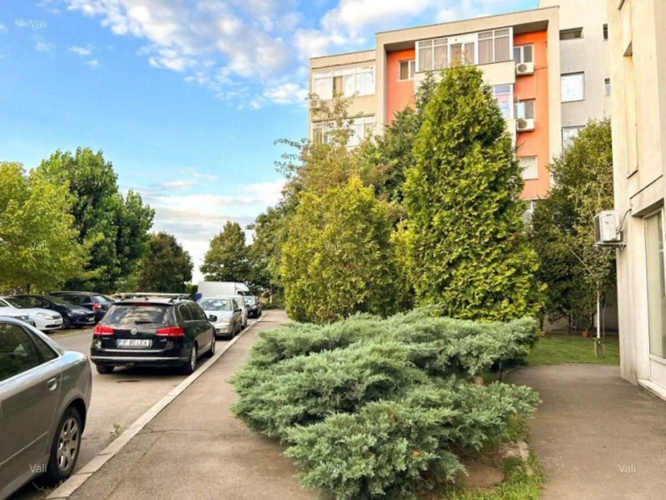 Gloria Jilava - V&acirc;nd garsoniera &icirc;n Complex Rezidenţial Gloria din jilava, complet utilat si mobilat, centrala de bloc, aer conditionat, termopane, balcon inchis, .Complexul este inchis si supravegheat 24/24,este situat la 10 km de centrul capitalei, cu acces din şoseaua de centura sau pe şoseaua nou construita Berceni( Grand arena].In imediata apropiere exista o cresa si statie stb(419) care duce la metroul Eroii Revoluţiei. Complexul este amenajat cu spaţiu de joaca pentru copii, teren de fotbal si tenis,spatiu amenajat pentru gratar si foişoare si mult spatiu verde. Blocul este construit in anul 2007,are 4 etaje cu lift modern, apartamentul fiind la etajul 3. Parcarea este gratuita.Garsoniera are 30 mp utili,este decomandata cu bucătăria separata de locul de trait si nu gatit,hol si balcon pe toata lungimea garsonierei.Este complet mobilata si utilata modern,detine repartitoare si apometre cu citire radio.