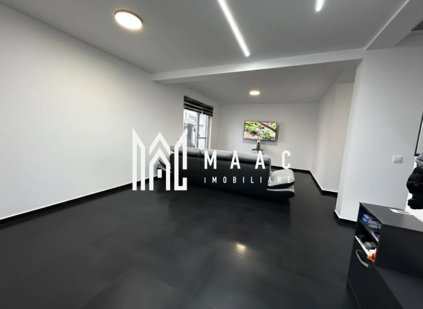 Casa tip duplex | 10 mpu | 4 camere | Curte 200mp | Arhitectilor - MAAC Imobiliare vă propune spre vânzare o casă moderna tip duplex, situată în zona Arhitecților, Proprietatea este amplasată pe un teren de 266 mp, cu o curte liberă de 201 mp, acces auto prin poartă automatizată și locuri de parcare pentru până la 6 mașini (3 în curte și 3 în fața imobilului). Detalii proprietate: Suprafață utilă: 100 mp (Parter + Etaj) Compartimentare: 4 camere decomandate, 2 băi, balcon de 9 mp, terasă + pod accesibil Curte amenajată cu gazon, dale beton și gard metalic Compartimentare interioară: Parter: living spațios, bucătărie parțial separată, hol cu spațiu pentru cuier, baie cu geam și cadă, spațiu tehnic. Etaj: dormitor matrimonial + 2 dormitoare (birou/dressing), baie cu geam și cabină de duș, balcon Pod: spațiu egal cu etajul, acces prin scară retractabilă Finisaje și dotări premium: Centrală Bosch + încălzire în pardoseală cu termostatare individuală Uși lemn Naturen, pereți tencuiți și zugrăviți, pardoseală integral placată cu gresie specială Obiecte sanitare suspendate, instalații electrice Schneider, interfon Tâmplărie PVC Salamander 3 foi de sticlă + protecție solară Structură solidă: zidărie Porotherm, izolație cu vată bazaltică, acoperiș Bramac Mobilier și electrocasnice incluse: Bucătărie pe comandă MDF + electrocasnice Whirlpool/Samsung, plita, cuptor, mașină de spălat rufe de la Electrolux, masina de spalat vase, frigider. Toate electrocasnicele sunt in perioada de garantie. Living complet mobilat Dormitor matrimonial amenajat Dressing și birou complet echipate Casă ideală pentru o familie care caută o locuință modernă, complet pregătită pentru mutare. Proprietatea beneficiază de o amplasare excelentă, în imediata apropiere regăsindu-se supermarketuri, unități de învățământ (grădinițe și școli), centre comerciale, farmacii și stație de transport public, asigurând astfel acces facil la toate facilitățile necesare unei vieți confortabile. Pentru mai multe detalii specificati ca ati vazut anuntul cu ID: CP2717236 }}