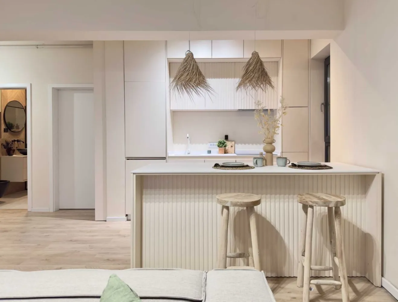 Apartament Nou, Open Space, Minimalist, Finisaje Premium-Exigent Plaza - Luminozitate și aspect minimalist cu gust mediteranean de vacanta. Elementul principal decorativ este lemnul. S-a mers pe o paleta cromatica deschisa, dar calda, cu insertii de texturi din lemn. Multe spatii de depozitare, atat la nivelul de jos, cat si în corpurile suspendate pana in tavan. Spatiul este completat cu riflaje si un loc perfect pentru plante. Totul tratat simplu, fără mânere, cu un iluminat decorativ controlat din aplicatia de smartphone ori din telecomanda, care contribuie la atmosfera plăcută. Tesaturile cu aspect natural care imprima caldura, coltar cu design creat in Paris. Scaunele si masuta aduc lemnul ca element decorativ. Mobila de bucatarie cu un design minimalist creat dupa electrocasnicele incastrate Samsung, totul nou. Blat subtire iluminat, chiuveta sub blat din granit. Baia este decorata cu faianta de italia porcelanosa, care imita lemnul. Totul incastrat, lasand un spatiu aerisit decorat cu elemente de metal negre. Tip: Apartament tip B Etaj: 1/11 Suprafata utila: 53 MP Caracteristici principale: • Living open space cu insula si bucatarie minimalista • Dormitor confortabil • Baie cu finisaje premium • Balcon cu vedere către parcul Timișoara • Loc de parcare opțional, disponibil la cerere CLADIRE Bloc 2024, paza, supravegheat video. termoizolatie, termopane tripan Salamander, terasa hidroizolanta, centrala termica Vaillant. Incalzire in pardoseala. Clasa energetica: A+ POZITIE In apropiere de metrou, Ashcan la parter, parcul Timisoara si Parcul Liniei, campusul Politehnica, Afi Palace Mall, marile cladiri de birouri de la Politehnica, and so on.