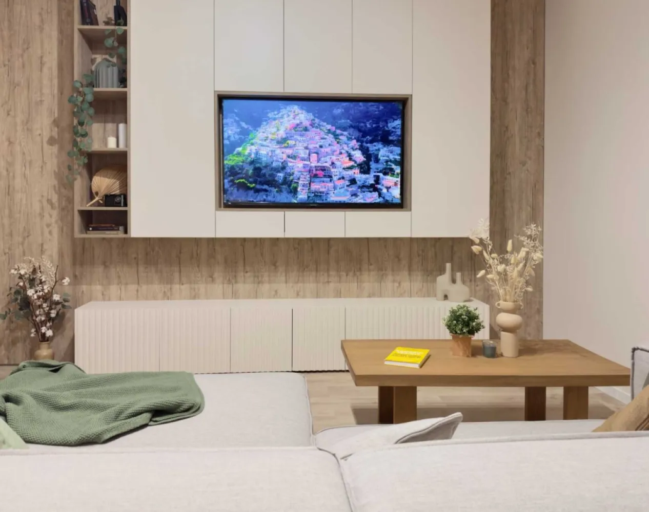 Apartament Nou, Open Space, Minimalist, Finisaje Premium-Exigent Plaza - Luminozitate și aspect minimalist cu gust mediteranean de vacanta. Elementul principal decorativ este lemnul. S-a mers pe o paleta cromatica deschisa, dar calda, cu insertii de texturi din lemn. Multe spatii de depozitare, atat la nivelul de jos, cat si în corpurile suspendate pana in tavan. Spatiul este completat cu riflaje si un loc perfect pentru plante. Totul tratat simplu, fără mânere, cu un iluminat decorativ controlat din aplicatia de smartphone ori din telecomanda, care contribuie la atmosfera plăcută. Tesaturile cu aspect natural care imprima caldura, coltar cu design creat in Paris. Scaunele si masuta aduc lemnul ca element decorativ. Mobila de bucatarie cu un design minimalist creat dupa electrocasnicele incastrate Samsung, totul nou. Blat subtire iluminat, chiuveta sub blat din granit. Baia este decorata cu faianta de italia porcelanosa, care imita lemnul. Totul incastrat, lasand un spatiu aerisit decorat cu elemente de metal negre. Tip: Apartament tip B Etaj: 1/11 Suprafata utila: 53 MP Caracteristici principale: • Living open space cu insula si bucatarie minimalista • Dormitor confortabil • Baie cu finisaje premium • Balcon cu vedere către parcul Timișoara • Loc de parcare opțional, disponibil la cerere CLADIRE Bloc 2024, paza, supravegheat video. termoizolatie, termopane tripan Salamander, terasa hidroizolanta, centrala termica Vaillant. Incalzire in pardoseala. Clasa energetica: A+ POZITIE In apropiere de metrou, Ashcan la parter, parcul Timisoara si Parcul Liniei, campusul Politehnica, Afi Palace Mall, marile cladiri de birouri de la Politehnica, and so on.