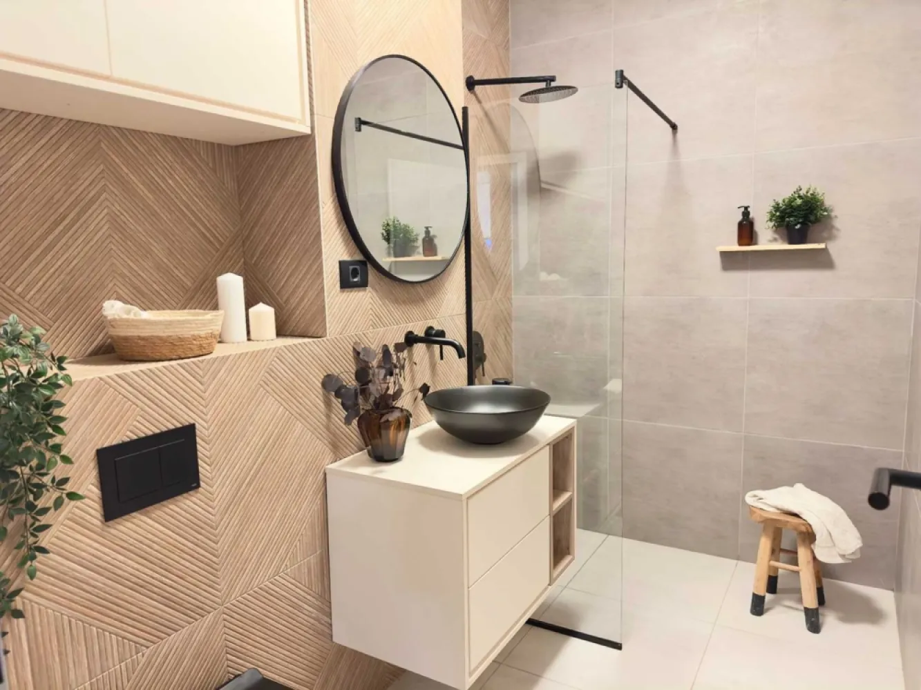 Apartament Nou, Open Space, Minimalist, Finisaje Premium-Exigent Plaza - Luminozitate și aspect minimalist cu gust mediteranean de vacanta. Elementul principal decorativ este lemnul. S-a mers pe o paleta cromatica deschisa, dar calda, cu insertii de texturi din lemn. Multe spatii de depozitare, atat la nivelul de jos, cat si în corpurile suspendate pana in tavan. Spatiul este completat cu riflaje si un loc perfect pentru plante. Totul tratat simplu, fără mânere, cu un iluminat decorativ controlat din aplicatia de smartphone ori din telecomanda, care contribuie la atmosfera plăcută. Tesaturile cu aspect natural care imprima caldura, coltar cu design creat in Paris. Scaunele si masuta aduc lemnul ca element decorativ. Mobila de bucatarie cu un design minimalist creat dupa electrocasnicele incastrate Samsung, totul nou. Blat subtire iluminat, chiuveta sub blat din granit. Baia este decorata cu faianta de italia porcelanosa, care imita lemnul. Totul incastrat, lasand un spatiu aerisit decorat cu elemente de metal negre. Tip: Apartament tip B Etaj: 1/11 Suprafata utila: 53 MP Caracteristici principale: • Living open space cu insula si bucatarie minimalista • Dormitor confortabil • Baie cu finisaje premium • Balcon cu vedere către parcul Timișoara • Loc de parcare opțional, disponibil la cerere CLADIRE Bloc 2024, paza, supravegheat video. termoizolatie, termopane tripan Salamander, terasa hidroizolanta, centrala termica Vaillant. Incalzire in pardoseala. Clasa energetica: A+ POZITIE In apropiere de metrou, Ashcan la parter, parcul Timisoara si Parcul Liniei, campusul Politehnica, Afi Palace Mall, marile cladiri de birouri de la Politehnica, and so on.