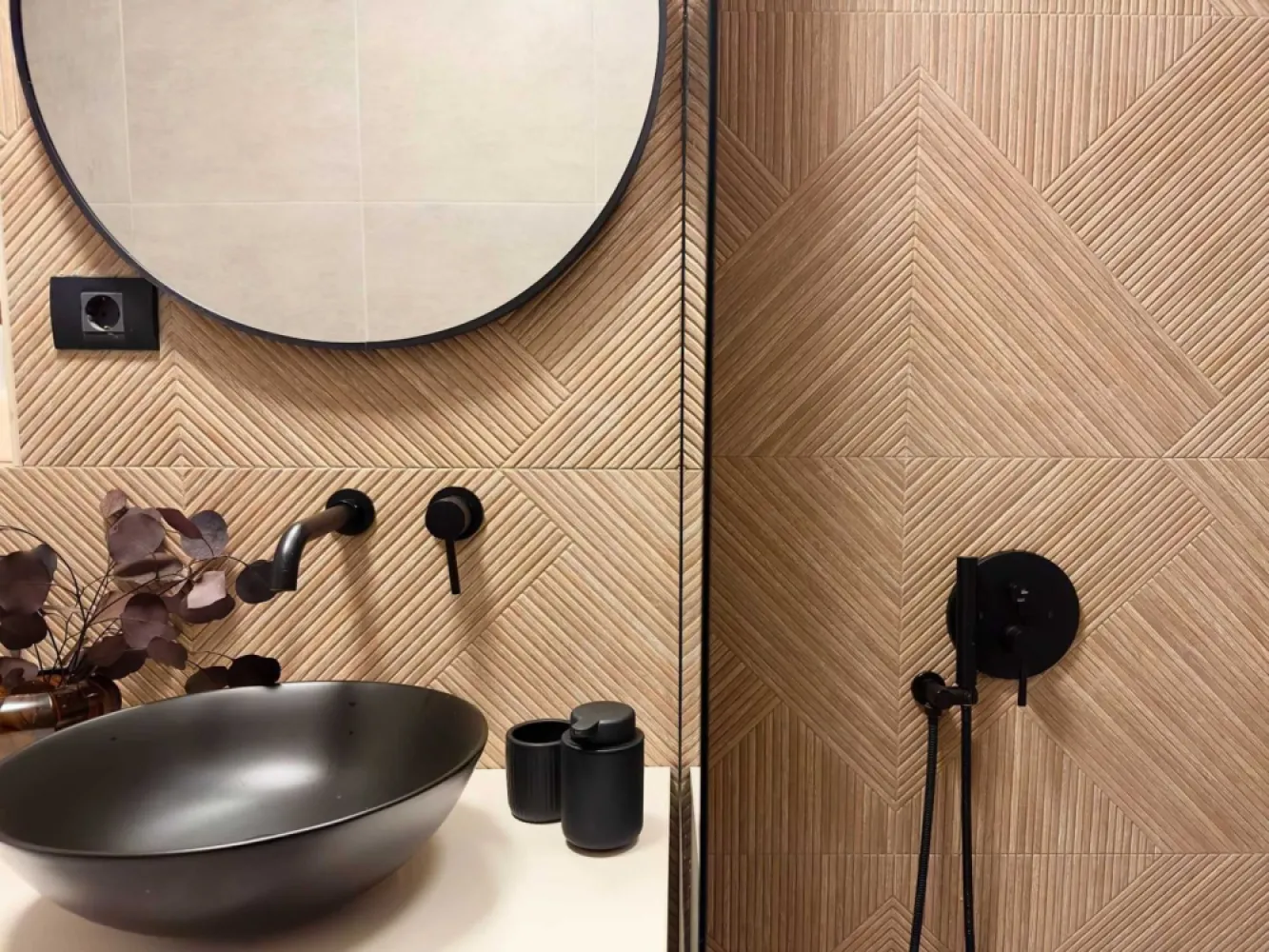 Apartament Nou, Open Space, Minimalist, Finisaje Premium-Exigent Plaza - Luminozitate și aspect minimalist cu gust mediteranean de vacanta. Elementul principal decorativ este lemnul. S-a mers pe o paleta cromatica deschisa, dar calda, cu insertii de texturi din lemn. Multe spatii de depozitare, atat la nivelul de jos, cat si în corpurile suspendate pana in tavan. Spatiul este completat cu riflaje si un loc perfect pentru plante. Totul tratat simplu, fără mânere, cu un iluminat decorativ controlat din aplicatia de smartphone ori din telecomanda, care contribuie la atmosfera plăcută. Tesaturile cu aspect natural care imprima caldura, coltar cu design creat in Paris. Scaunele si masuta aduc lemnul ca element decorativ. Mobila de bucatarie cu un design minimalist creat dupa electrocasnicele incastrate Samsung, totul nou. Blat subtire iluminat, chiuveta sub blat din granit. Baia este decorata cu faianta de italia porcelanosa, care imita lemnul. Totul incastrat, lasand un spatiu aerisit decorat cu elemente de metal negre. Tip: Apartament tip B Etaj: 1/11 Suprafata utila: 53 MP Caracteristici principale: • Living open space cu insula si bucatarie minimalista • Dormitor confortabil • Baie cu finisaje premium • Balcon cu vedere către parcul Timișoara • Loc de parcare opțional, disponibil la cerere CLADIRE Bloc 2024, paza, supravegheat video. termoizolatie, termopane tripan Salamander, terasa hidroizolanta, centrala termica Vaillant. Incalzire in pardoseala. Clasa energetica: A+ POZITIE In apropiere de metrou, Ashcan la parter, parcul Timisoara si Parcul Liniei, campusul Politehnica, Afi Palace Mall, marile cladiri de birouri de la Politehnica, and so on.