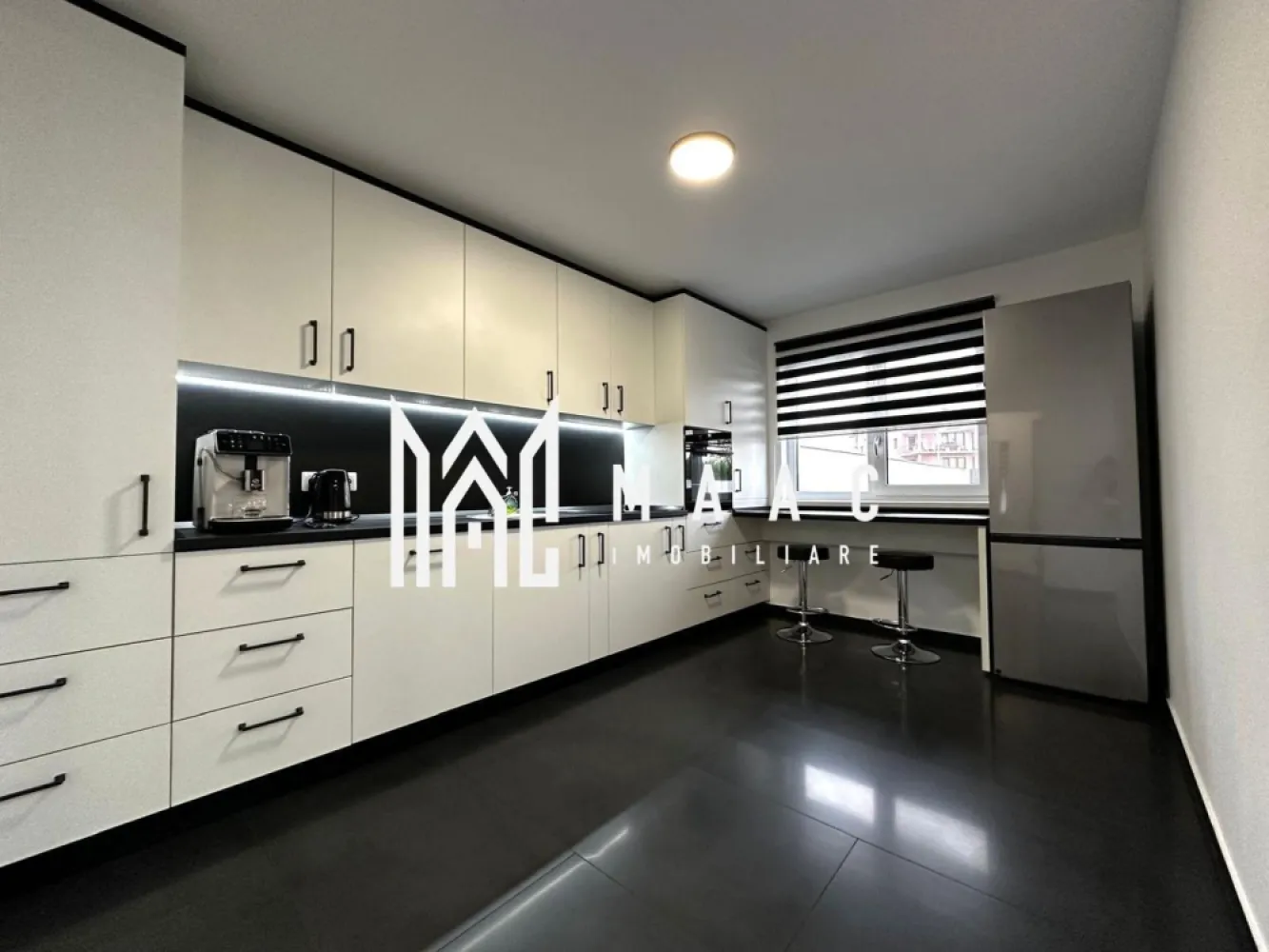 Casa tip duplex | 10 mpu | 4 camere | Curte 200mp | Arhitectilor - MAAC Imobiliare vă propune spre vânzare o casă moderna tip duplex, situată în zona Arhitecților, Proprietatea este amplasată pe un teren de 266 mp, cu o curte liberă de 201 mp, acces auto prin poartă automatizată și locuri de parcare pentru până la 6 mașini (3 în curte și 3 în fața imobilului). Detalii proprietate: Suprafață utilă: 100 mp (Parter + Etaj) Compartimentare: 4 camere decomandate, 2 băi, balcon de 9 mp, terasă + pod accesibil Curte amenajată cu gazon, dale beton și gard metalic Compartimentare interioară: Parter: living spațios, bucătărie parțial separată, hol cu spațiu pentru cuier, baie cu geam și cadă, spațiu tehnic. Etaj: dormitor matrimonial + 2 dormitoare (birou/dressing), baie cu geam și cabină de duș, balcon Pod: spațiu egal cu etajul, acces prin scară retractabilă Finisaje și dotări premium: Centrală Bosch + încălzire în pardoseală cu termostatare individuală Uși lemn Naturen, pereți tencuiți și zugrăviți, pardoseală integral placată cu gresie specială Obiecte sanitare suspendate, instalații electrice Schneider, interfon Tâmplărie PVC Salamander 3 foi de sticlă + protecție solară Structură solidă: zidărie Porotherm, izolație cu vată bazaltică, acoperiș Bramac Mobilier și electrocasnice incluse: Bucătărie pe comandă MDF + electrocasnice Whirlpool/Samsung, plita, cuptor, mașină de spălat rufe de la Electrolux, masina de spalat vase, frigider. Toate electrocasnicele sunt in perioada de garantie. Living complet mobilat Dormitor matrimonial amenajat Dressing și birou complet echipate Casă ideală pentru o familie care caută o locuință modernă, complet pregătită pentru mutare. Proprietatea beneficiază de o amplasare excelentă, în imediata apropiere regăsindu-se supermarketuri, unități de învățământ (grădinițe și școli), centre comerciale, farmacii și stație de transport public, asigurând astfel acces facil la toate facilitățile necesare unei vieți confortabile. Pentru mai multe detalii specificati ca ati vazut anuntul cu ID: CP2717236 }}