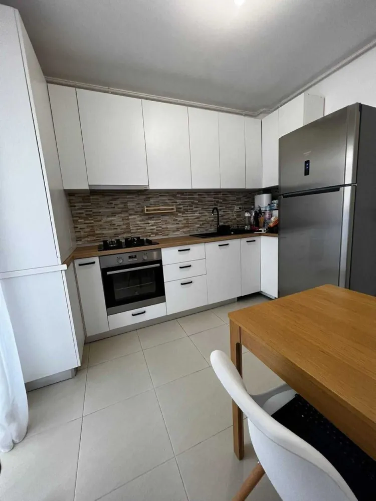Apartament 2 camere, proprietar, 10 minute metrou Dimitrie Leonida - Proprietar, inchiriez apartament ce se afla la etajul 3/ 3 intr-un bloc finalizat in anul 2020 situat la 10 minute de mers pe jos de metroul Dimitrie Leonida Apartamentul dispune de 2 camere plus balcon deschis 8 mp cu acces din bucatarie si living si loc de parcare. Apartamentul este complet mobilat si utilat ( AC, Centrala proprie, cuptor electric, frigider, masina de spalat). Pretul include locul de parcare privat. In imediata apropiere se afla centru comercial La Strada, restaurante, cafenele, Profi, iar la doi pasi de bloc se gaseste magazinul “La doi pasi”.