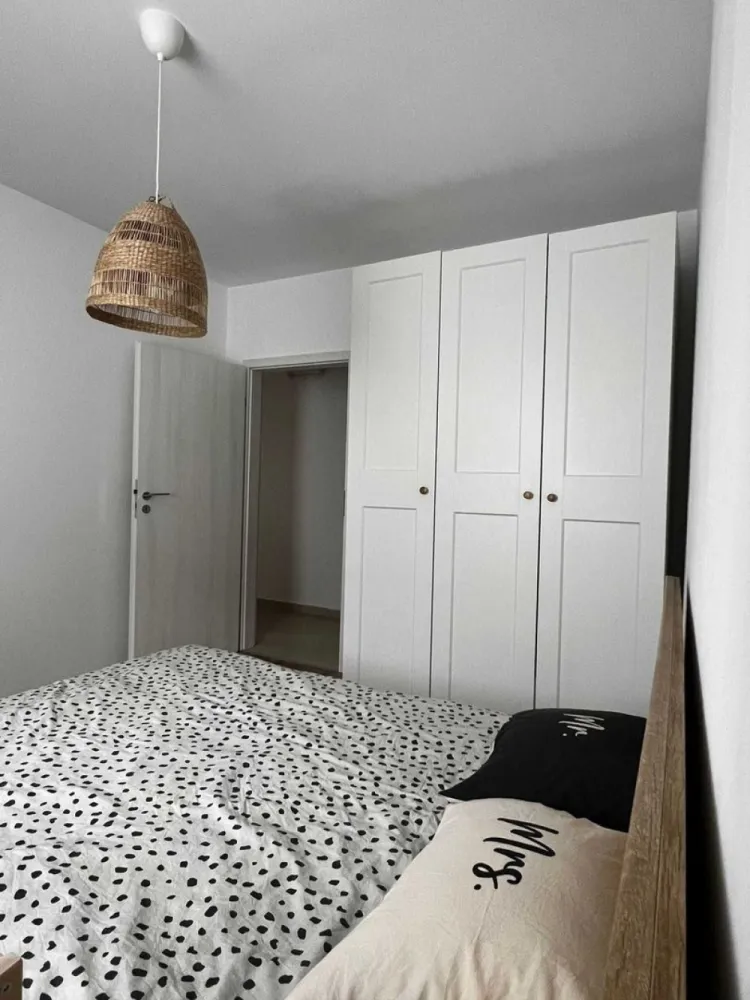 Apartament 2 camere, proprietar, 10 minute metrou Dimitrie Leonida - Proprietar, inchiriez apartament ce se afla la etajul 3/ 3 intr-un bloc finalizat in anul 2020 situat la 10 minute de mers pe jos de metroul Dimitrie Leonida Apartamentul dispune de 2 camere plus balcon deschis 8 mp cu acces din bucatarie si living si loc de parcare. Apartamentul este complet mobilat si utilat ( AC, Centrala proprie, cuptor electric, frigider, masina de spalat). Pretul include locul de parcare privat. In imediata apropiere se afla centru comercial La Strada, restaurante, cafenele, Profi, iar la doi pasi de bloc se gaseste magazinul “La doi pasi”.