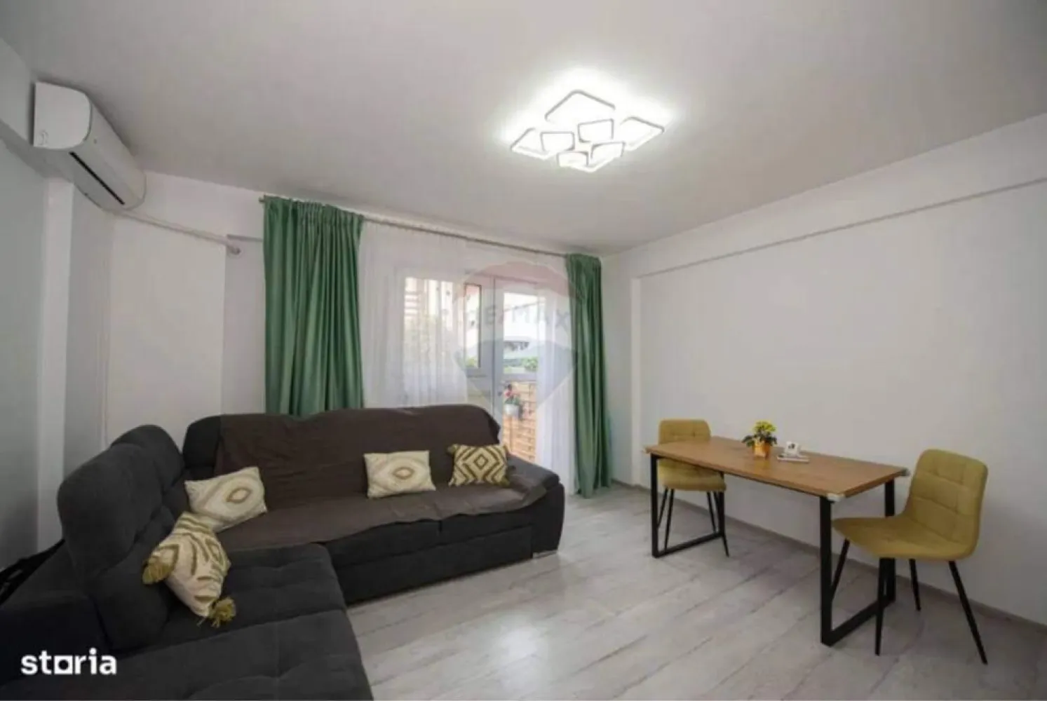 Vila in cartier nou Bragadiru, complet amenajata - Vila de vanzare (tip insiruita ) situata in cartier nou Bragadiru , strada Margelelor ,constructie 2009 , renovata recent . Suprafata teren 86 mp , amprenta la sol 40 mp , dispusa pe P+1+M , 30 mp curte , 5 camere , 3 bai , complet amenajata si mobilata , 3 aparate de AC ,masina de spalat vase , rufe , cuptor electric , hota , TV. Centrala proprie pe gaz schimbata recent , electrocasnice cu o vechime de 2 ani . 2 locuri de parcare in fata , complex securizat cu poarta si telecomanda . Vila are fosa ecologica si put de mare adancime . Situata la 10 minute de mers cu masina pana la AUCHAN Dr Taberei. Se vinde complet mobilata si utilata , acte la zi . Mai multe detalii la telefon .