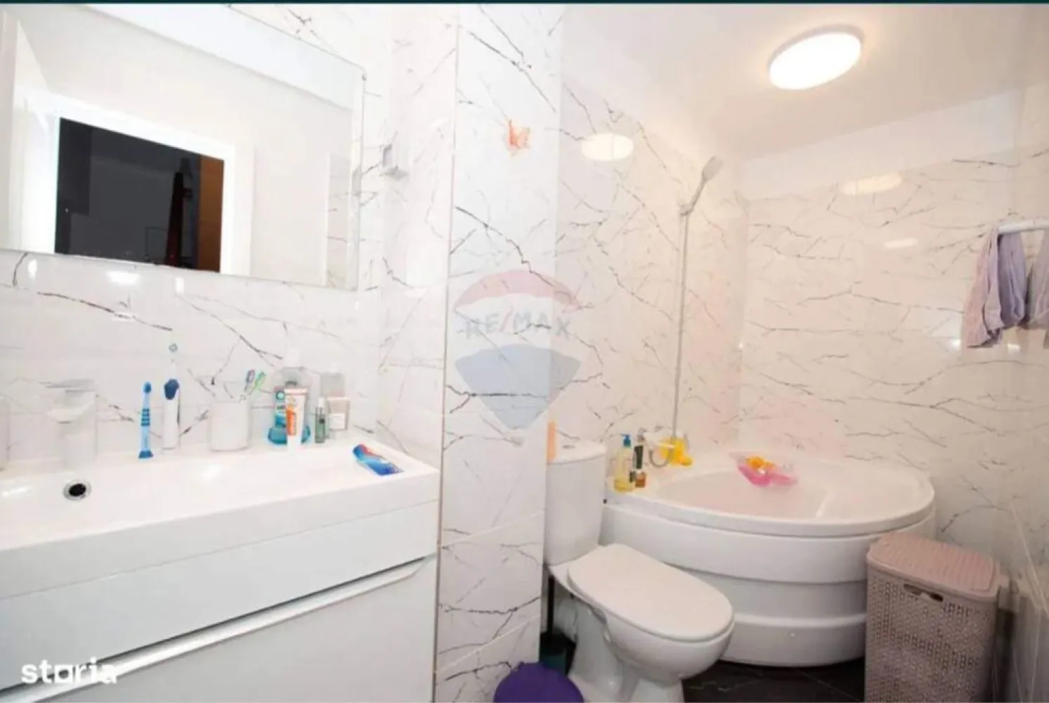 Vila in cartier nou Bragadiru, complet amenajata - Vila de vanzare (tip insiruita ) situata in cartier nou Bragadiru , strada Margelelor ,constructie 2009 , renovata recent . Suprafata teren 86 mp , amprenta la sol 40 mp , dispusa pe P+1+M , 30 mp curte , 5 camere , 3 bai , complet amenajata si mobilata , 3 aparate de AC ,masina de spalat vase , rufe , cuptor electric , hota , TV. Centrala proprie pe gaz schimbata recent , electrocasnice cu o vechime de 2 ani . 2 locuri de parcare in fata , complex securizat cu poarta si telecomanda . Vila are fosa ecologica si put de mare adancime . Situata la 10 minute de mers cu masina pana la AUCHAN Dr Taberei. Se vinde complet mobilata si utilata , acte la zi . Mai multe detalii la telefon .
