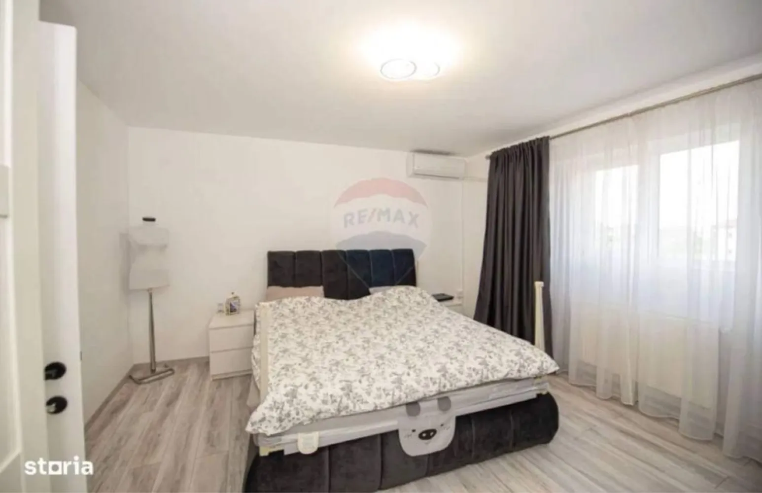 Vila in cartier nou Bragadiru, complet amenajata - Vila de vanzare (tip insiruita ) situata in cartier nou Bragadiru , strada Margelelor ,constructie 2009 , renovata recent . Suprafata teren 86 mp , amprenta la sol 40 mp , dispusa pe P+1+M , 30 mp curte , 5 camere , 3 bai , complet amenajata si mobilata , 3 aparate de AC ,masina de spalat vase , rufe , cuptor electric , hota , TV. Centrala proprie pe gaz schimbata recent , electrocasnice cu o vechime de 2 ani . 2 locuri de parcare in fata , complex securizat cu poarta si telecomanda . Vila are fosa ecologica si put de mare adancime . Situata la 10 minute de mers cu masina pana la AUCHAN Dr Taberei. Se vinde complet mobilata si utilata , acte la zi . Mai multe detalii la telefon .