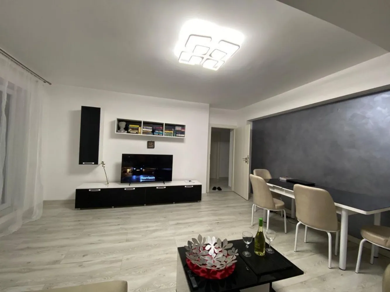 Apartament de vanzare cu 2 camere - Apartament de vânzare cu 2 camere, decomandat. Suprafața totală 68.5 mp. Etajul 1 din 4, blocul este finalizat în 2021, foarte bine izolat fonic. Se vinde complet mobilat!!! O parte din mobilier este achiziționat acum o lună dovedit cu facturi. Este dotat cu centrală + termostat iar încălzirea se face prin calorifere. Este racordat la toate utilitățile Vecinătăți: Mega, Lidl, Saloane, restaurante, spălătorii, service auto etc Blocul face parte dintr un complex dotat cu bariere și camere de supraveghere care este situat pe strada Cireșari din Bragadiru. Se acceptă CREDIT IPOTECAR/ PRIMA CASĂ/ CASH NEGOCIABIL ȘI MUTAREA IN NOUL TAU APARTAMENT SE POATE REALIZA IMEDIAT. Pentru mai multe detalii nu ezitați să mă contactați.