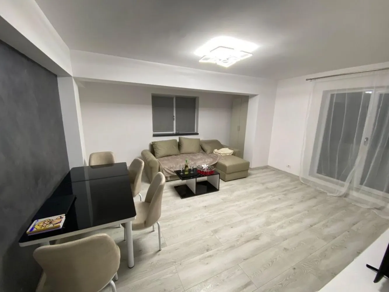 Apartament de vanzare cu 2 camere - Apartament de vânzare cu 2 camere, decomandat. Suprafața totală 68.5 mp. Etajul 1 din 4, blocul este finalizat în 2021, foarte bine izolat fonic. Se vinde complet mobilat!!! O parte din mobilier este achiziționat acum o lună dovedit cu facturi. Este dotat cu centrală + termostat iar încălzirea se face prin calorifere. Este racordat la toate utilitățile Vecinătăți: Mega, Lidl, Saloane, restaurante, spălătorii, service auto etc Blocul face parte dintr un complex dotat cu bariere și camere de supraveghere care este situat pe strada Cireșari din Bragadiru. Se acceptă CREDIT IPOTECAR/ PRIMA CASĂ/ CASH NEGOCIABIL ȘI MUTAREA IN NOUL TAU APARTAMENT SE POATE REALIZA IMEDIAT. Pentru mai multe detalii nu ezitați să mă contactați.
