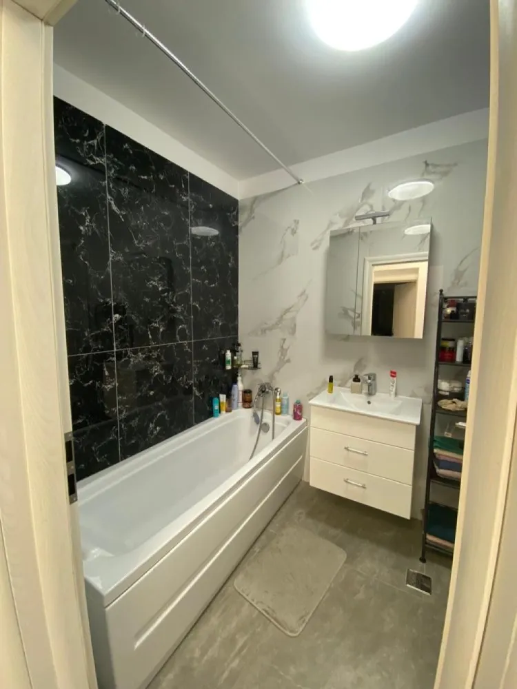 Apartament de vanzare cu 2 camere - Apartament de vânzare cu 2 camere, decomandat. Suprafața totală 68.5 mp. Etajul 1 din 4, blocul este finalizat în 2021, foarte bine izolat fonic. Se vinde complet mobilat!!! O parte din mobilier este achiziționat acum o lună dovedit cu facturi. Este dotat cu centrală + termostat iar încălzirea se face prin calorifere. Este racordat la toate utilitățile Vecinătăți: Mega, Lidl, Saloane, restaurante, spălătorii, service auto etc Blocul face parte dintr un complex dotat cu bariere și camere de supraveghere care este situat pe strada Cireșari din Bragadiru. Se acceptă CREDIT IPOTECAR/ PRIMA CASĂ/ CASH NEGOCIABIL ȘI MUTAREA IN NOUL TAU APARTAMENT SE POATE REALIZA IMEDIAT. Pentru mai multe detalii nu ezitați să mă contactați.