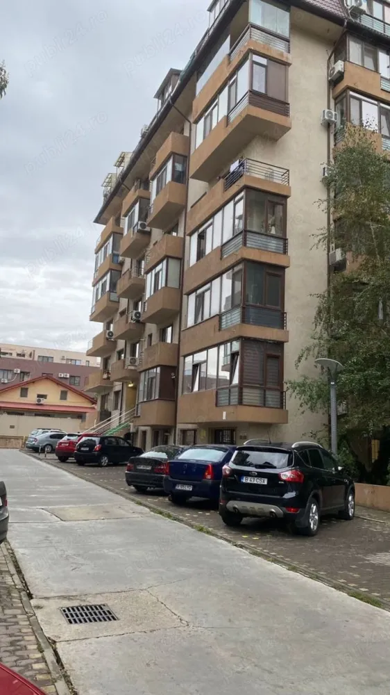 De vânzare Apartament 2 camere - Proprietar vând apartament decomandat 2 camere în Complex Confort Urban Rahova în suprafață de 56,35 mp format din: - dormitor - 11,57 mp - living - 17,43 mp - bucătărie - 7,58 mp - baie - 4,20 mp - hol - 6,65 mp Apartamentul se află într-un cartier liniștit, are centrală proprie, aer condiționat și balcon închis. În imediata vecinătate se găsesc mai multe centre comerciale printre care Mega Image, Supermarket Coral, Lidl, restaurante, sală de sport, farmacie, saloane de înfrumusețare, instituții de învățământ (grădinițe și școli) Stație autobuz (117, 227) la 100 m. Imobilul se vinde semimobilat Pentru mai multe poze vă rog să mă contactați. Accept plata din programul Prima Casă, Casa Nouă, credit ipotecar sau plata cash ( în cont bancar).