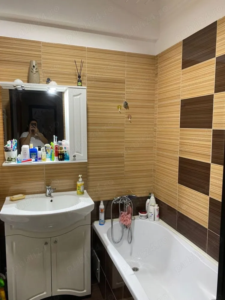 De vânzare Apartament 2 camere - Proprietar vând apartament decomandat 2 camere în Complex Confort Urban Rahova în suprafață de 56,35 mp format din: - dormitor - 11,57 mp - living - 17,43 mp - bucătărie - 7,58 mp - baie - 4,20 mp - hol - 6,65 mp Apartamentul se află într-un cartier liniștit, are centrală proprie, aer condiționat și balcon închis. În imediata vecinătate se găsesc mai multe centre comerciale printre care Mega Image, Supermarket Coral, Lidl, restaurante, sală de sport, farmacie, saloane de înfrumusețare, instituții de învățământ (grădinițe și școli) Stație autobuz (117, 227) la 100 m. Imobilul se vinde semimobilat Pentru mai multe poze vă rog să mă contactați. Accept plata din programul Prima Casă, Casa Nouă, credit ipotecar sau plata cash ( în cont bancar).