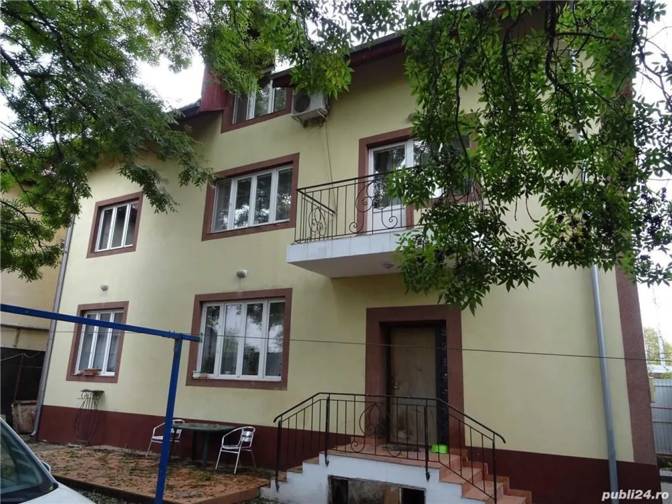 Vila 7 camere 285.000 euro, negociabil - PROPRIETAR ofer spre vanzare, vila 7 camere, zona parc Humulesti: S+P+1E+M, constructie 2004, Su = 249,7 mp, Sc = 315 mp, Steren = 292 mp. Zidarie caramida de 47 cm. Gresie, faianta, parchet masiv stejar usi interioare stejar masiv . Ferestre termopan Veka. Centrala Termica 35 KW. Usa metalica cu luminator MACO unicat. Invelitoare acoperis tigla metalica Bilka. Scara etaj si glafuri interioare marmura. Scara mansarda: structura metalica imbracta in lemn stejar. Aer conditionat in sufragerie si birou mansarda. Tel: Comision 0% Pret 285.000 euro