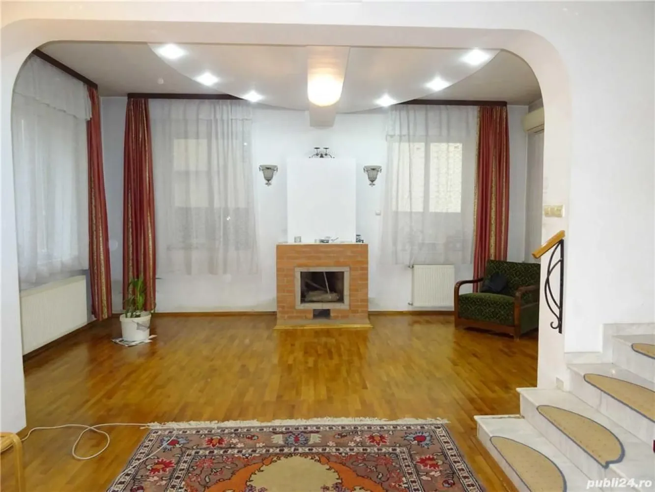 Vila 7 camere 285.000 euro, negociabil - PROPRIETAR ofer spre vanzare, vila 7 camere, zona parc Humulesti: S+P+1E+M, constructie 2004, Su = 249,7 mp, Sc = 315 mp, Steren = 292 mp. Zidarie caramida de 47 cm. Gresie, faianta, parchet masiv stejar usi interioare stejar masiv . Ferestre termopan Veka. Centrala Termica 35 KW. Usa metalica cu luminator MACO unicat. Invelitoare acoperis tigla metalica Bilka. Scara etaj si glafuri interioare marmura. Scara mansarda: structura metalica imbracta in lemn stejar. Aer conditionat in sufragerie si birou mansarda. Tel: Comision 0% Pret 285.000 euro