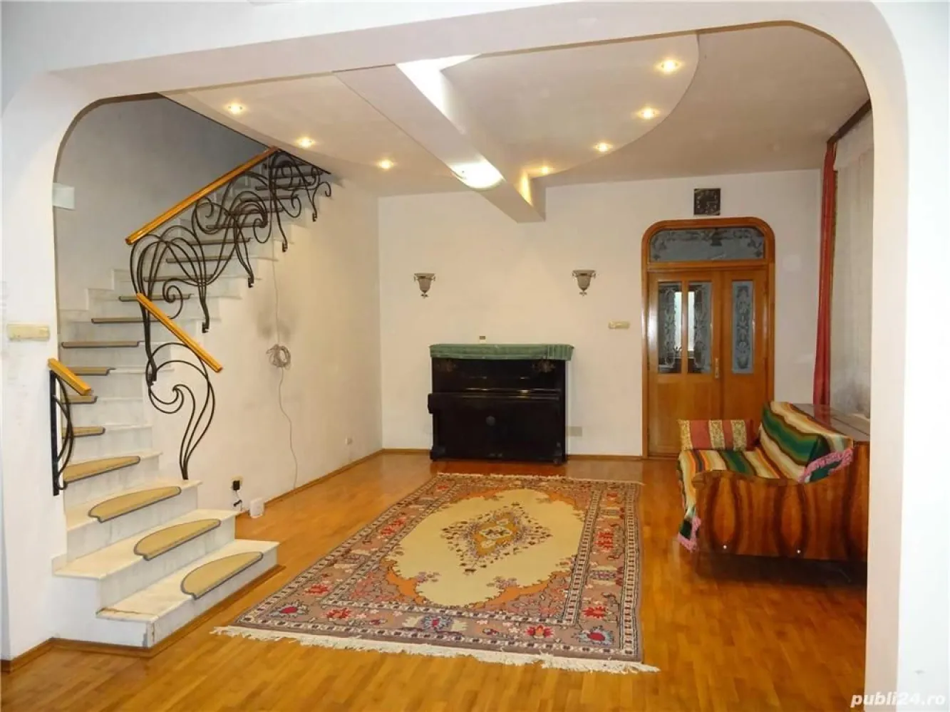 Vila 7 camere 285.000 euro, negociabil - PROPRIETAR ofer spre vanzare, vila 7 camere, zona parc Humulesti: S+P+1E+M, constructie 2004, Su = 249,7 mp, Sc = 315 mp, Steren = 292 mp. Zidarie caramida de 47 cm. Gresie, faianta, parchet masiv stejar usi interioare stejar masiv . Ferestre termopan Veka. Centrala Termica 35 KW. Usa metalica cu luminator MACO unicat. Invelitoare acoperis tigla metalica Bilka. Scara etaj si glafuri interioare marmura. Scara mansarda: structura metalica imbracta in lemn stejar. Aer conditionat in sufragerie si birou mansarda. Tel: Comision 0% Pret 285.000 euro