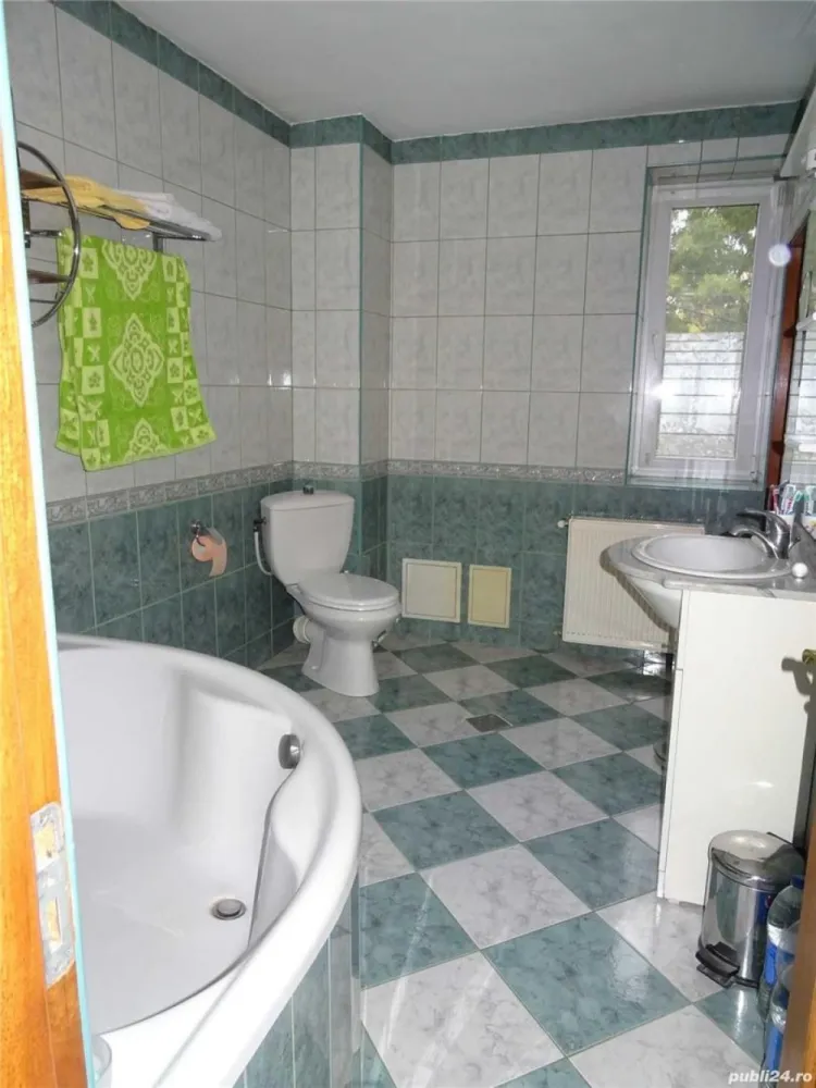 Vila 7 camere 285.000 euro, negociabil - PROPRIETAR ofer spre vanzare, vila 7 camere, zona parc Humulesti: S+P+1E+M, constructie 2004, Su = 249,7 mp, Sc = 315 mp, Steren = 292 mp. Zidarie caramida de 47 cm. Gresie, faianta, parchet masiv stejar usi interioare stejar masiv . Ferestre termopan Veka. Centrala Termica 35 KW. Usa metalica cu luminator MACO unicat. Invelitoare acoperis tigla metalica Bilka. Scara etaj si glafuri interioare marmura. Scara mansarda: structura metalica imbracta in lemn stejar. Aer conditionat in sufragerie si birou mansarda. Tel: Comision 0% Pret 285.000 euro